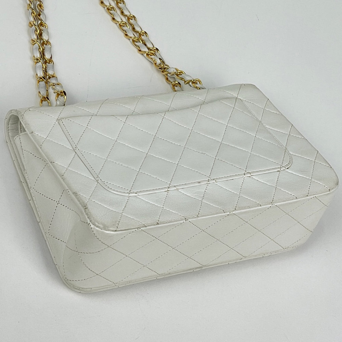 Chanel Matelasse White Leather Shoulder Bag (Pre-Owned)