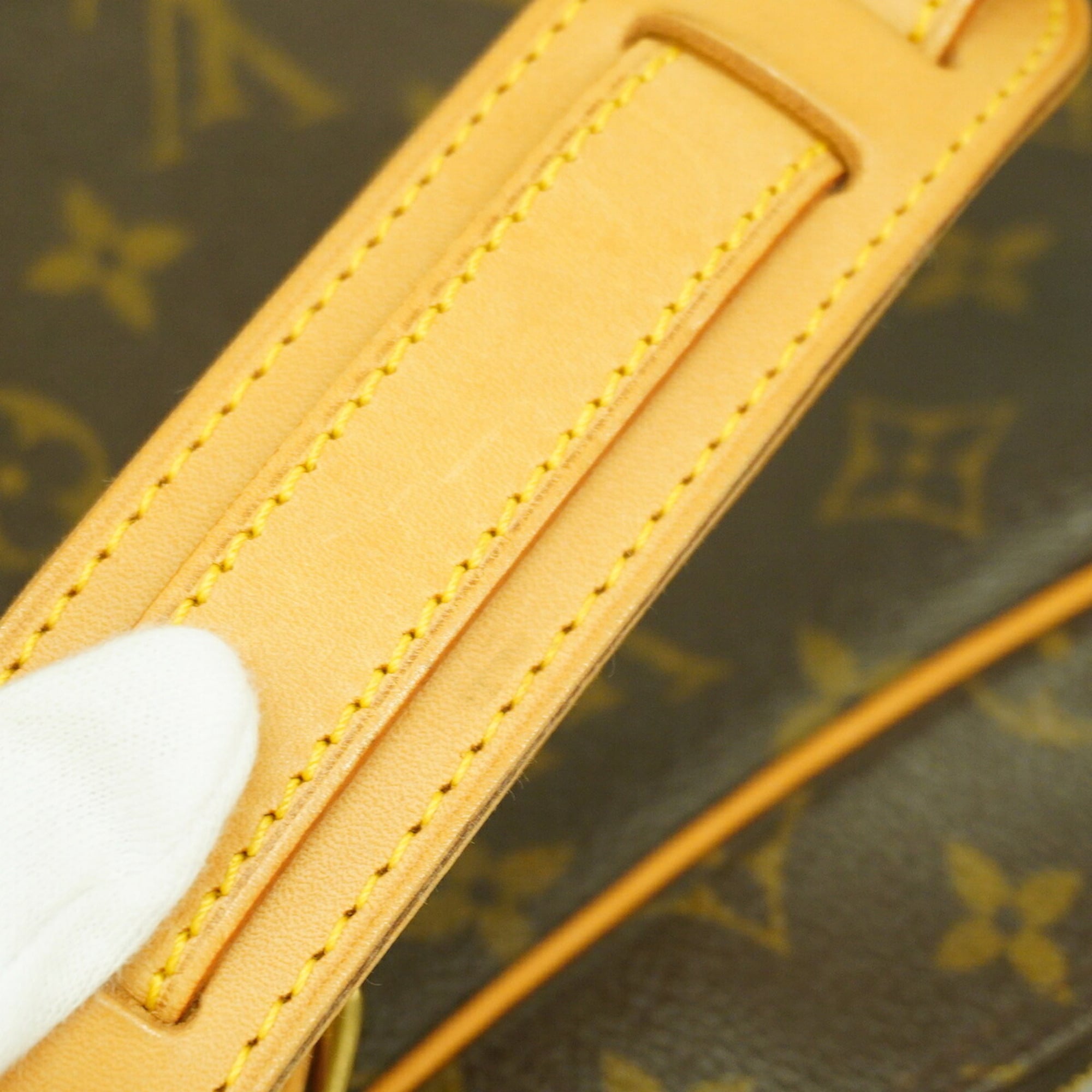 Louis Vuitton Brown Shoulder Bag (Pre-Owned)