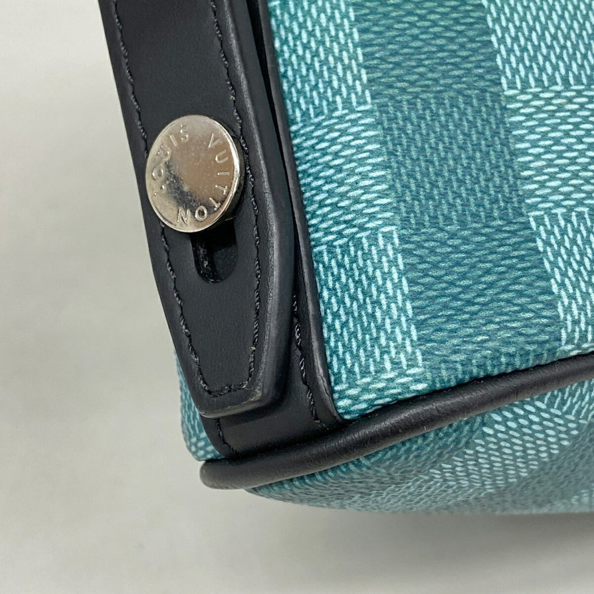 Louis Vuitton Vert Shoulder Bag (Pre-Owned)