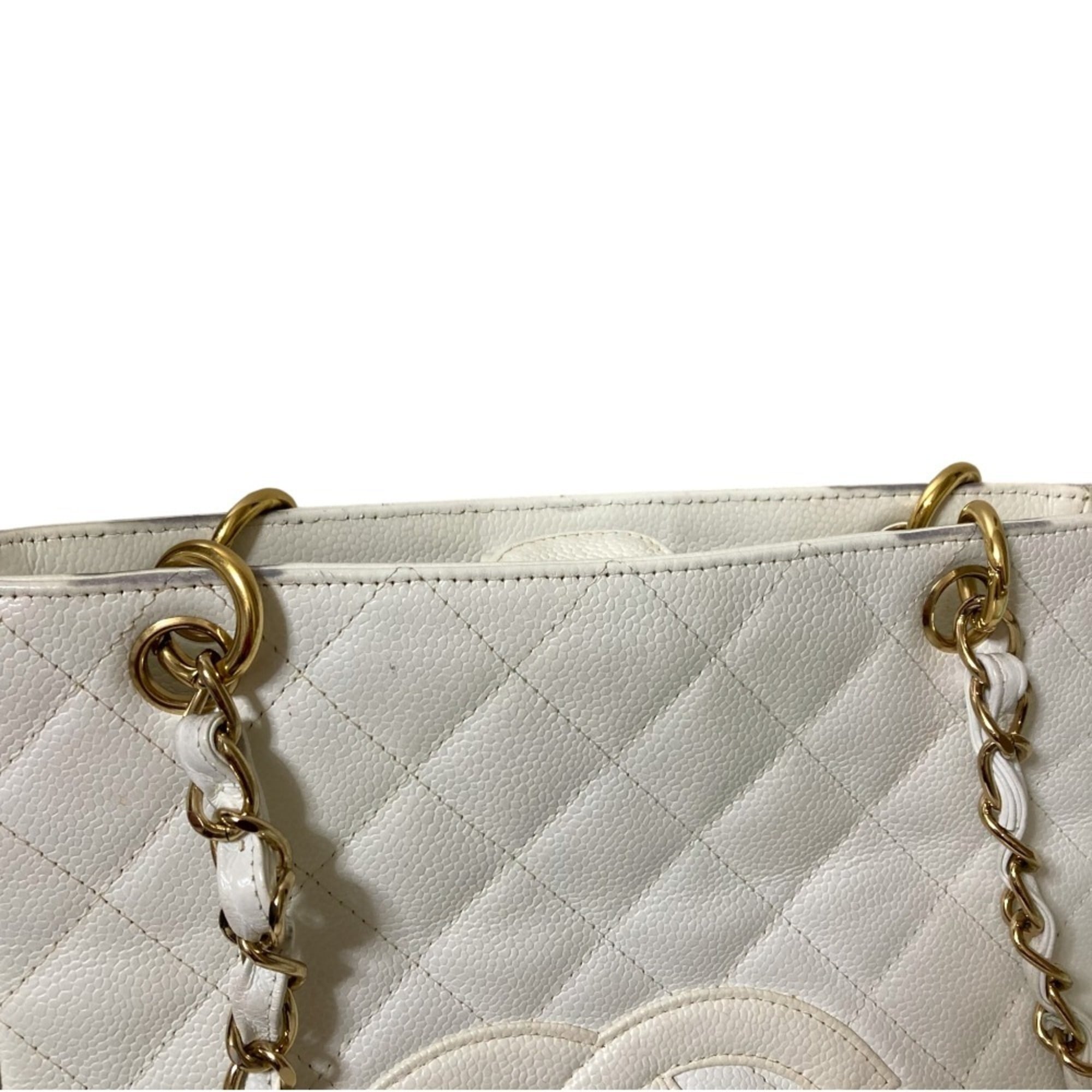 Chanel White Grained Calfskin Shoulder Bag (Pre-Owned)