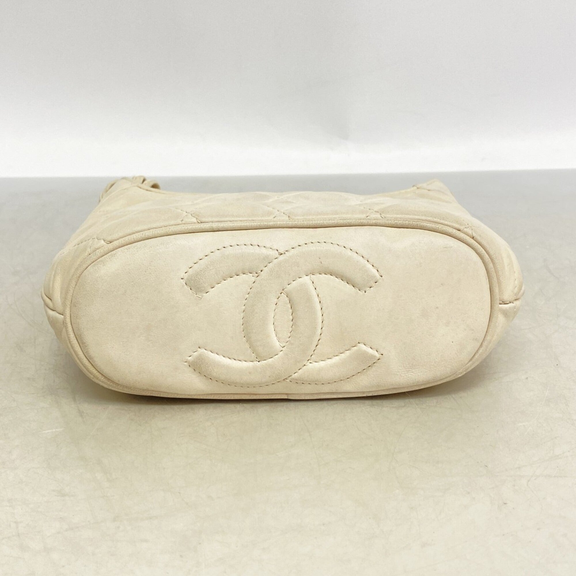 Chanel White Leather Shoulder Bag (Pre-Owned)