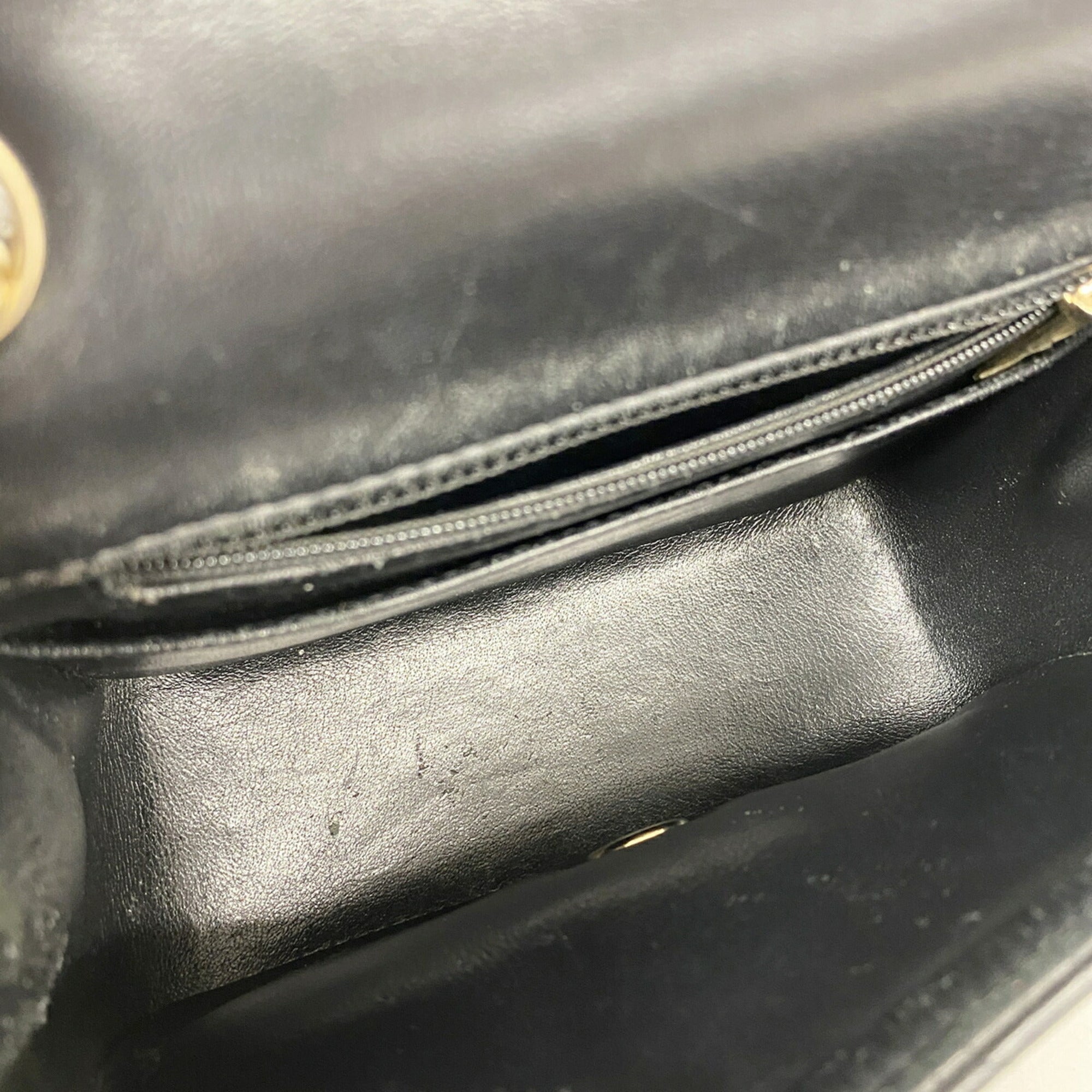 Chanel Black Leather Shoulder Bag (Pre-Owned)
