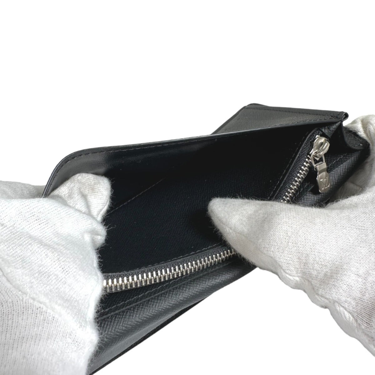 Louis Vuitton Black Taiga Leather Long Wallet (Bi-Fold) (Pre-Owned)