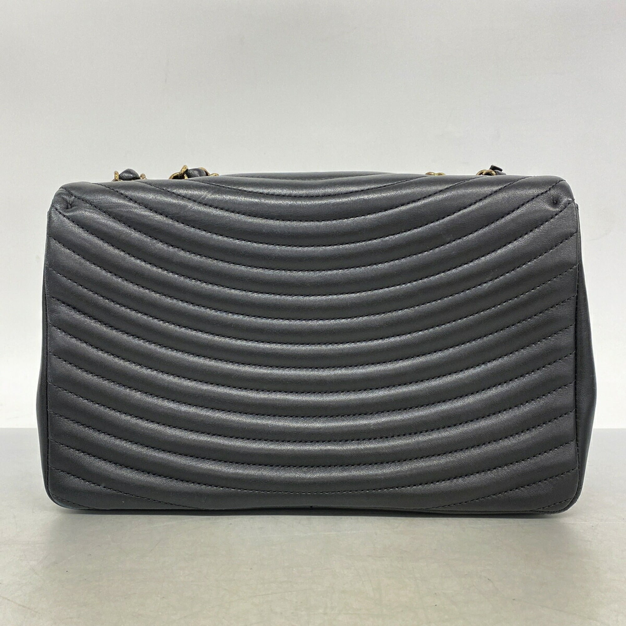 Chanel Black Leather Shoulder Bag (Pre-Owned)
