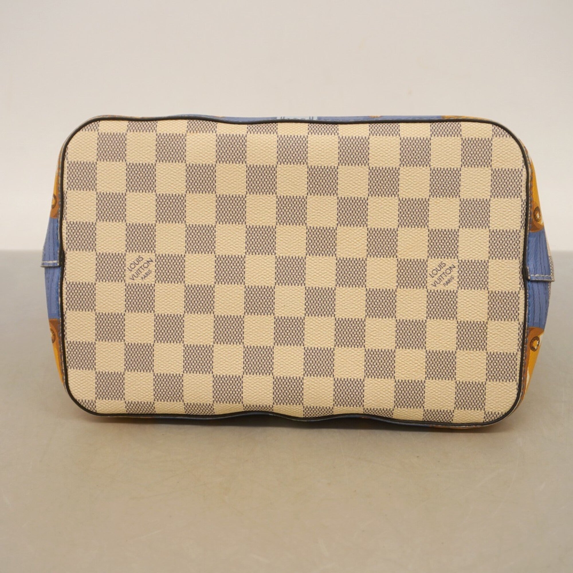 Louis Vuitton White Shoulder Bag (Pre-Owned)