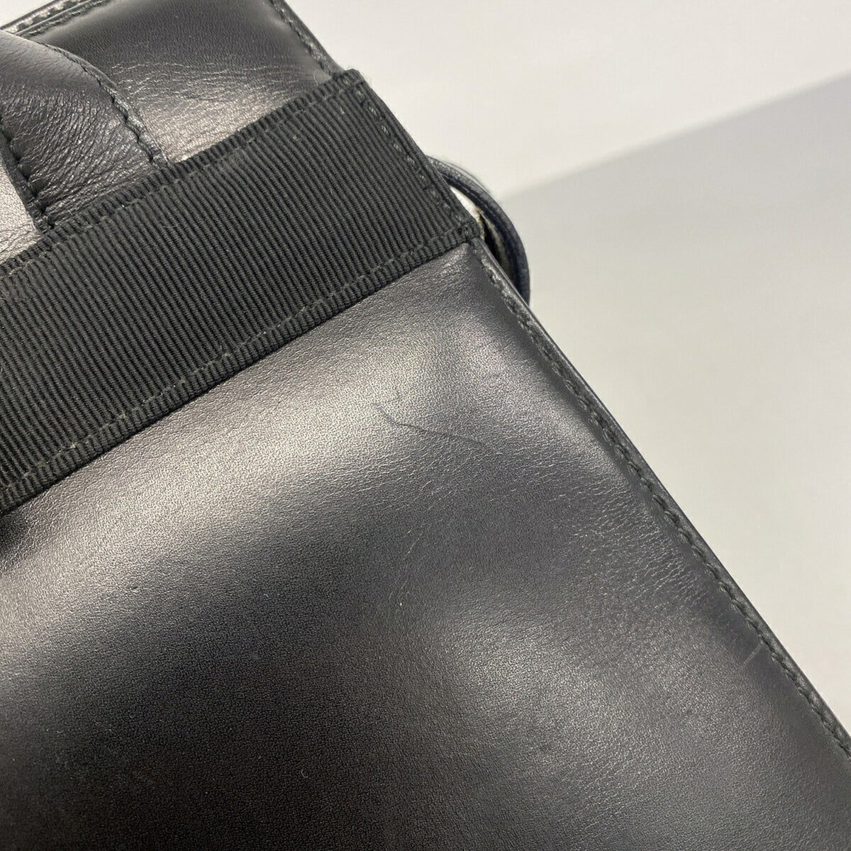 Salvatore Ferragamo Black Leather Shoulder Bag (Pre-Owned)