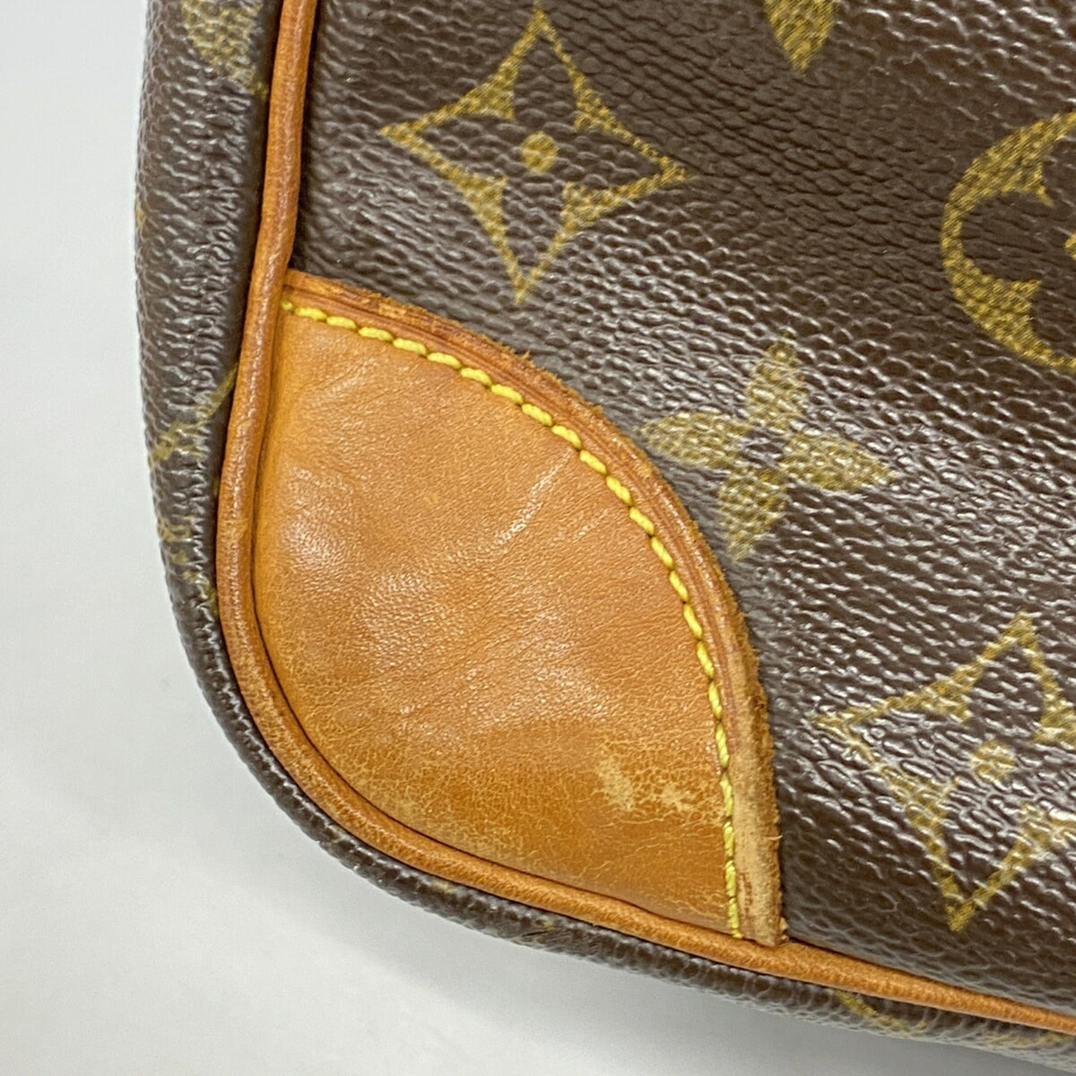 Louis Vuitton Brown Shoulder Bag (Pre-Owned)