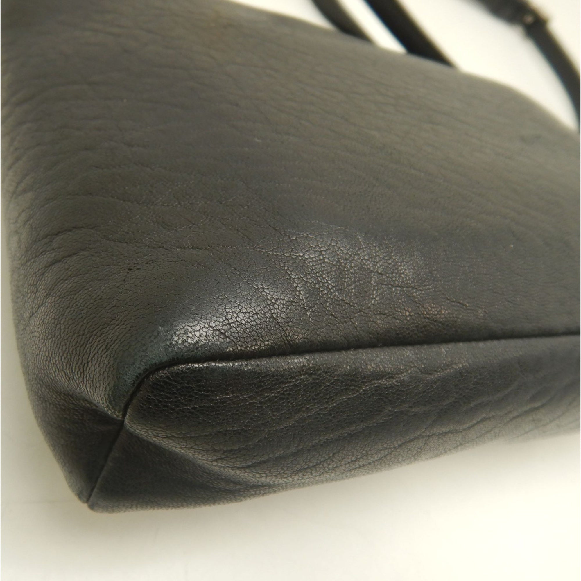 Yves Saint Laurent Black Leather Shoulder Bag (Pre-Owned)