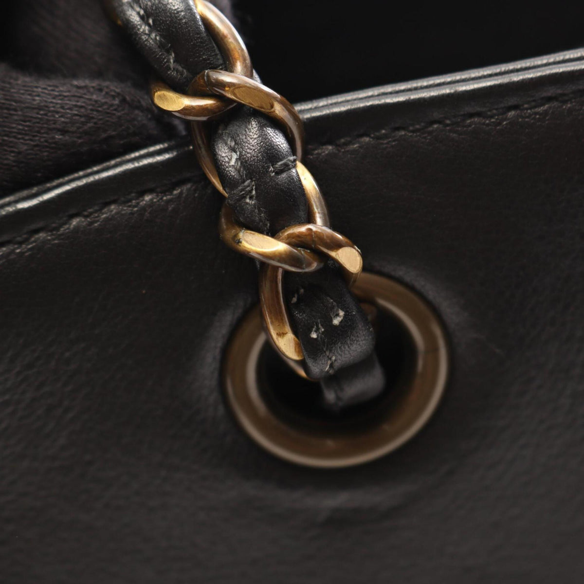 Chanel Black Leather Handbag (Pre-Owned)