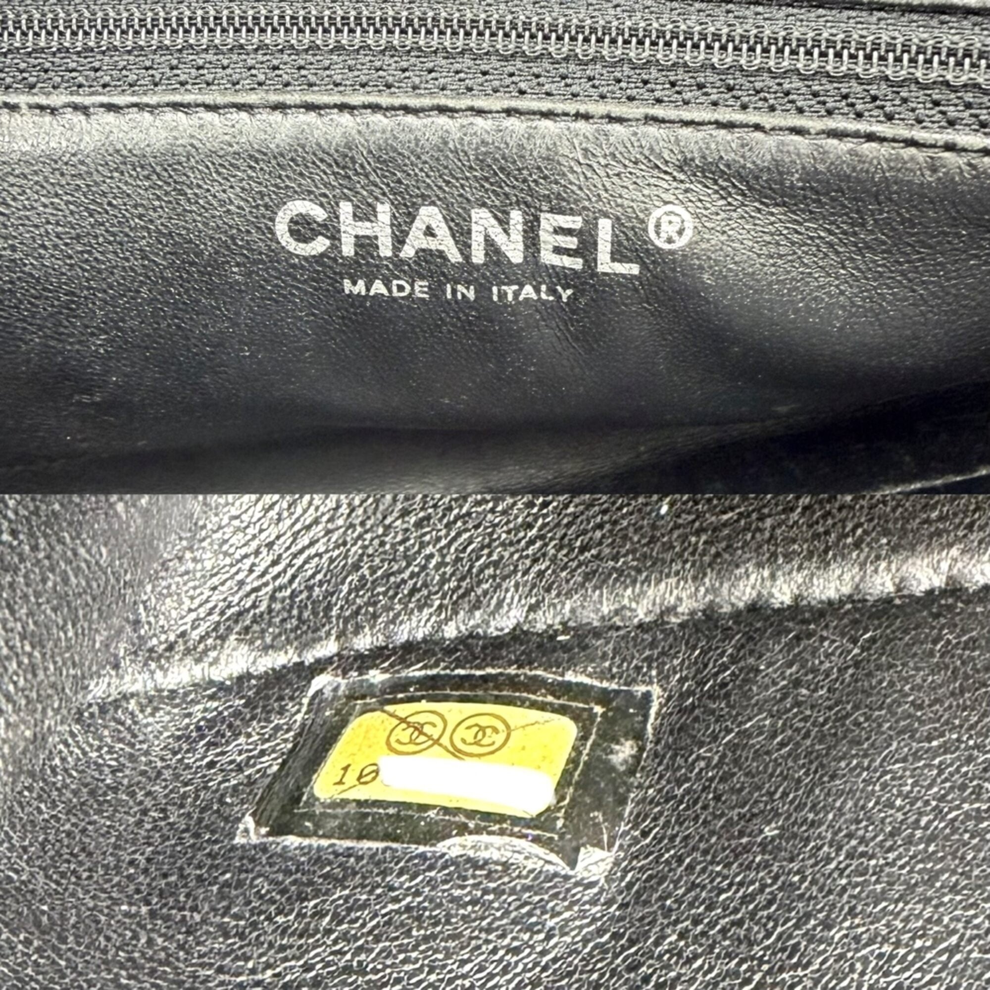 Chanel Black Leather Shoulder Bag (Pre-Owned)