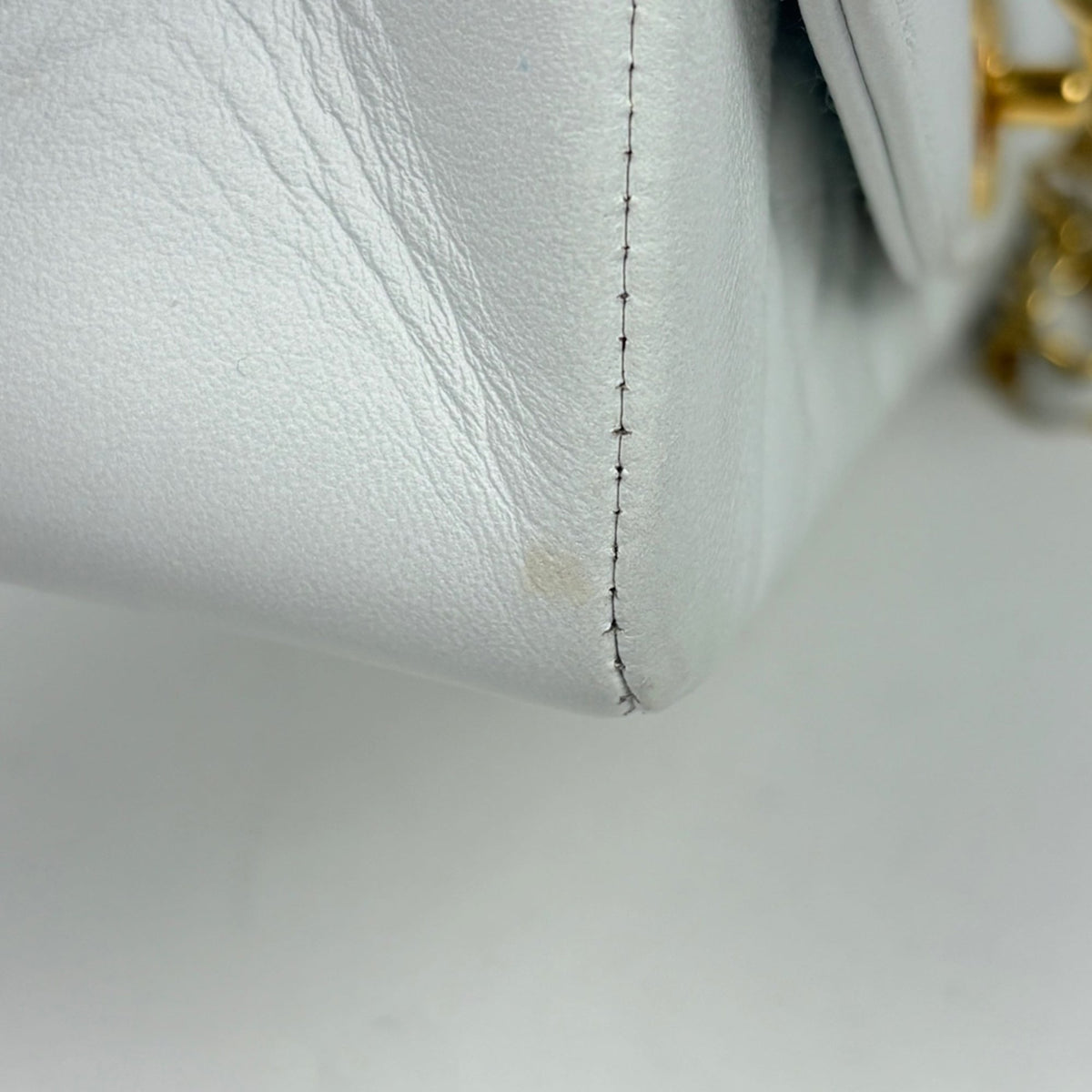 Chanel White Leather Shoulder Bag (Pre-Owned)