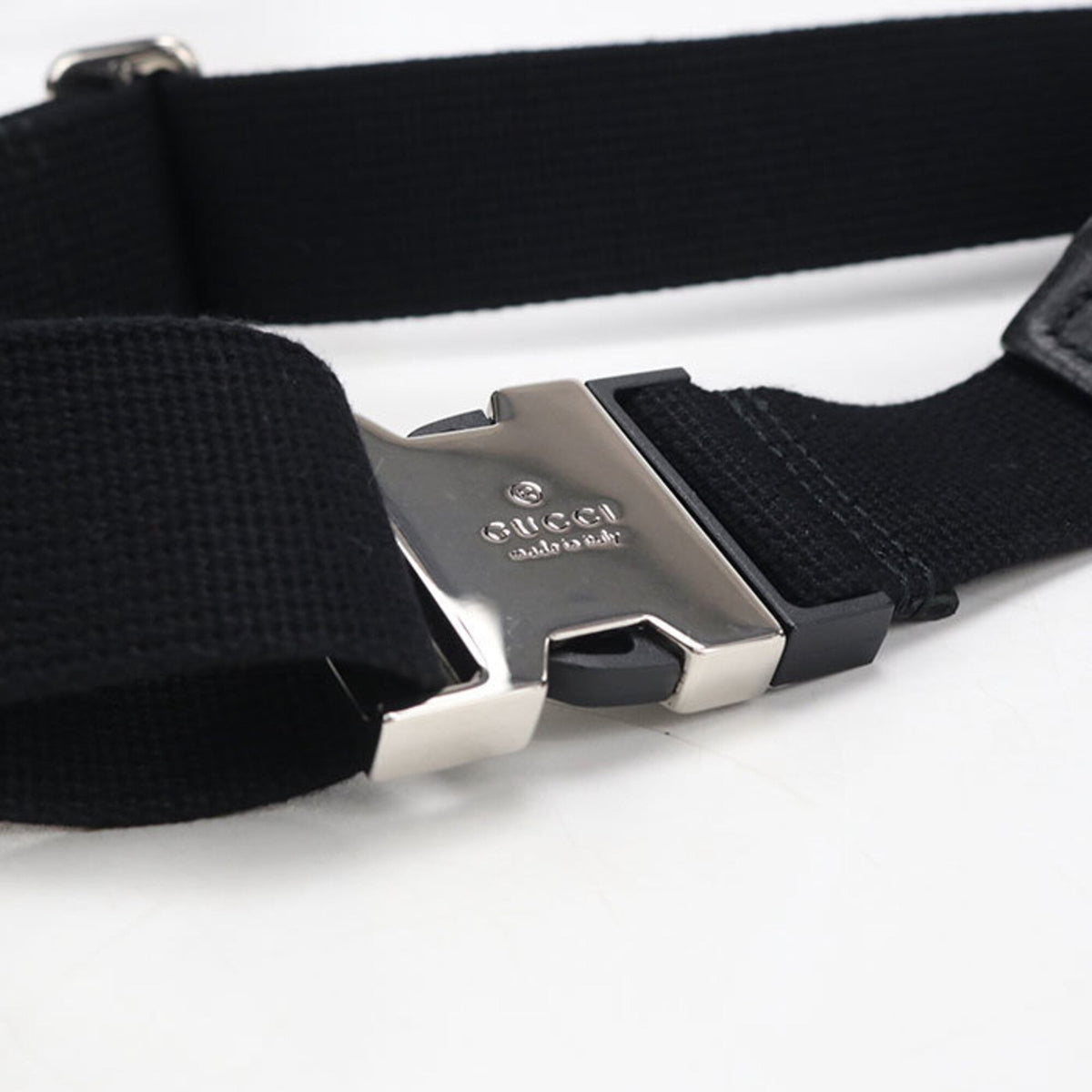Gucci Black Leather Sling Bag (Pre-Owned)