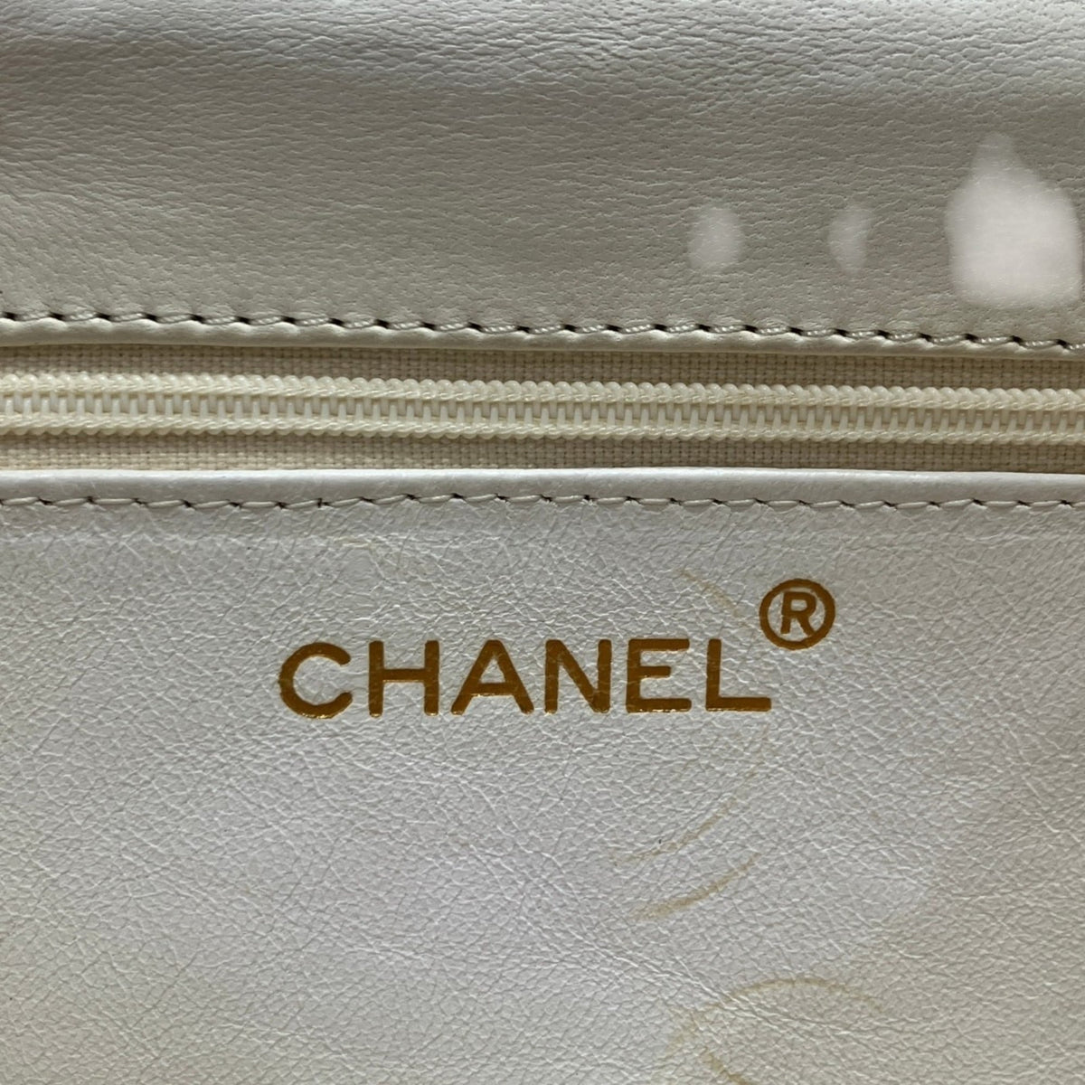Chanel White Leather Shoulder Bag (Pre-Owned)