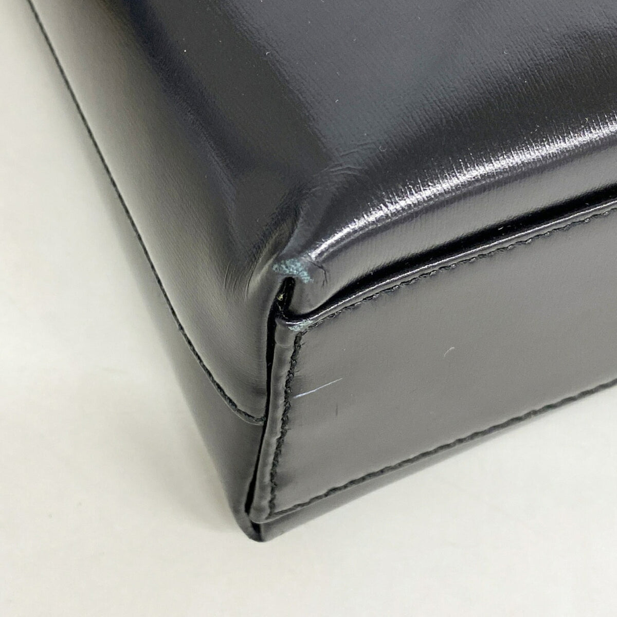 Salvatore Ferragamo Black Leather Shoulder Bag (Pre-Owned)