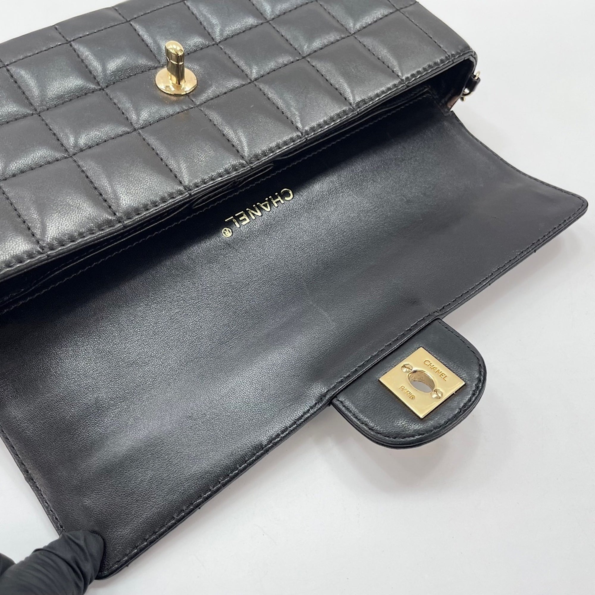 Chanel Black Shoulder Bag (Pre-Owned)