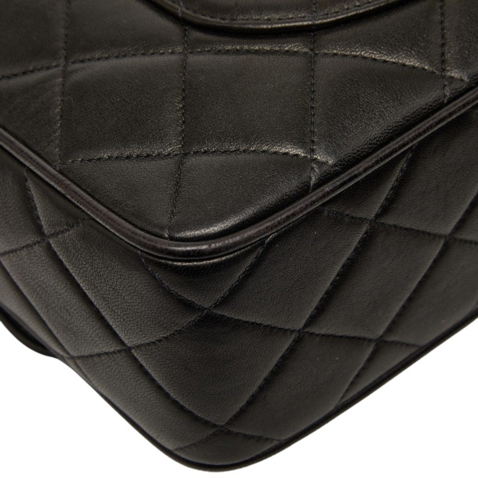 Chanel Black Leather Shoulder Bag (Pre-Owned)