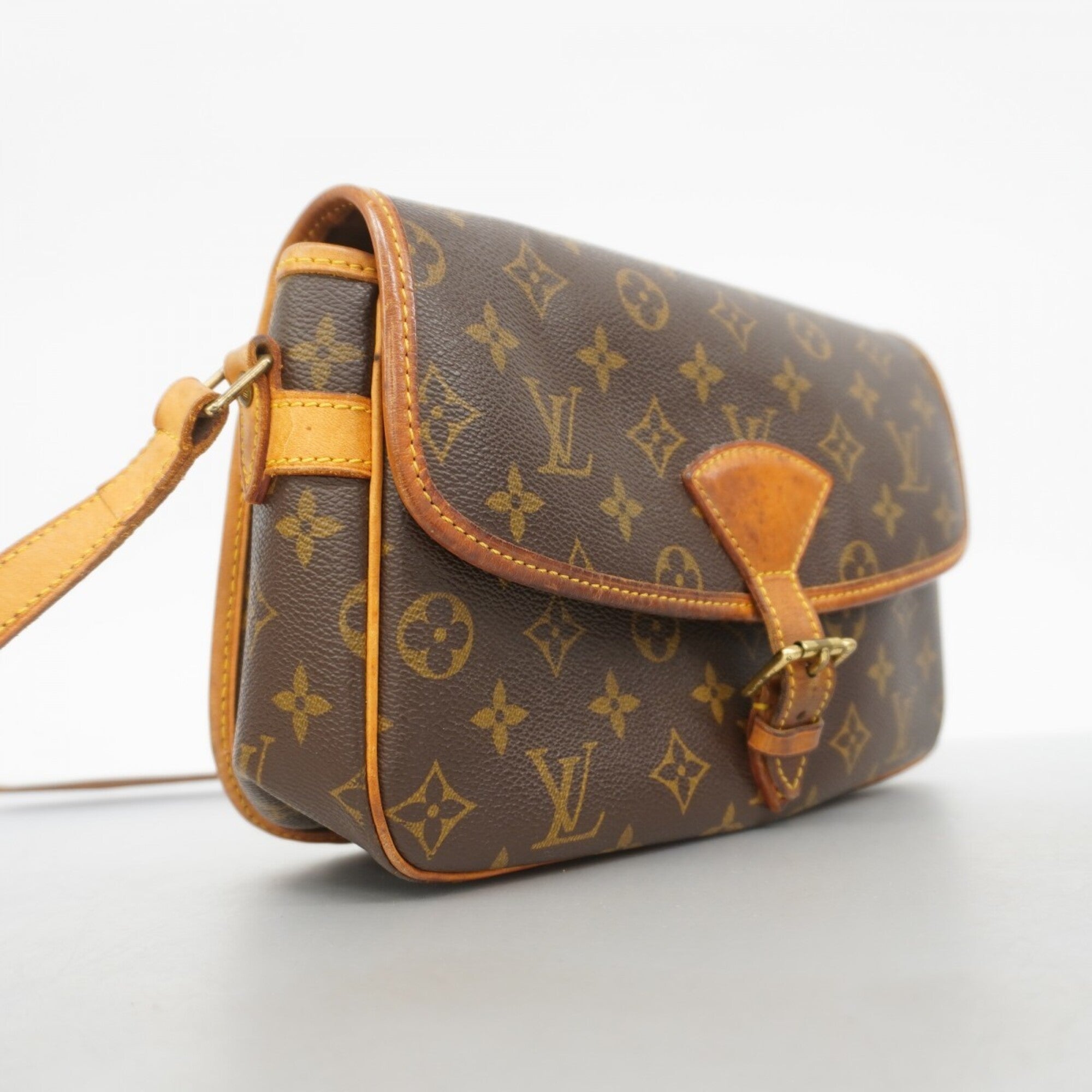 Louis Vuitton Brown Shoulder Bag (Pre-Owned)