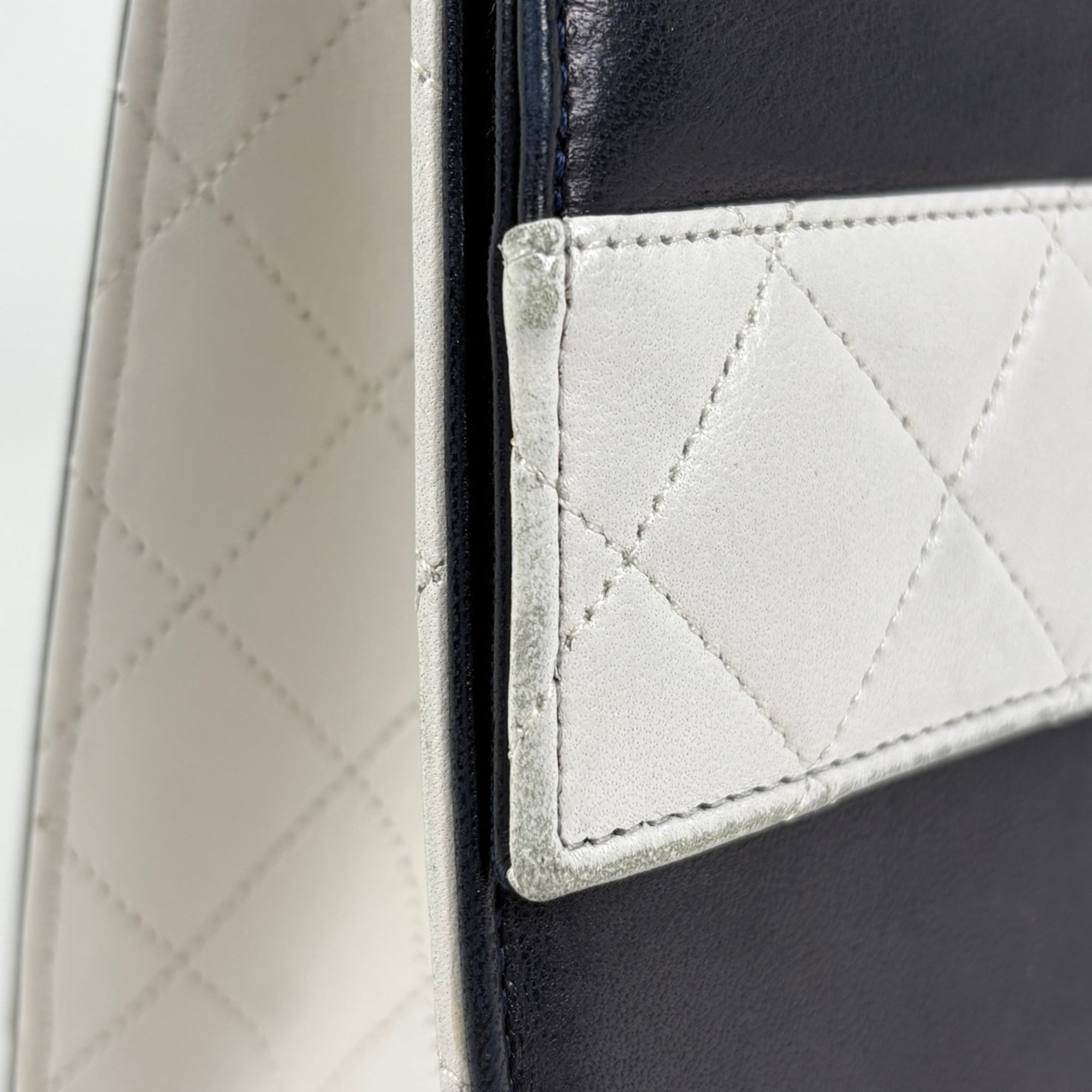 Chanel Matelasse Navy White Leather Shoulder Bag (Pre-Owned)