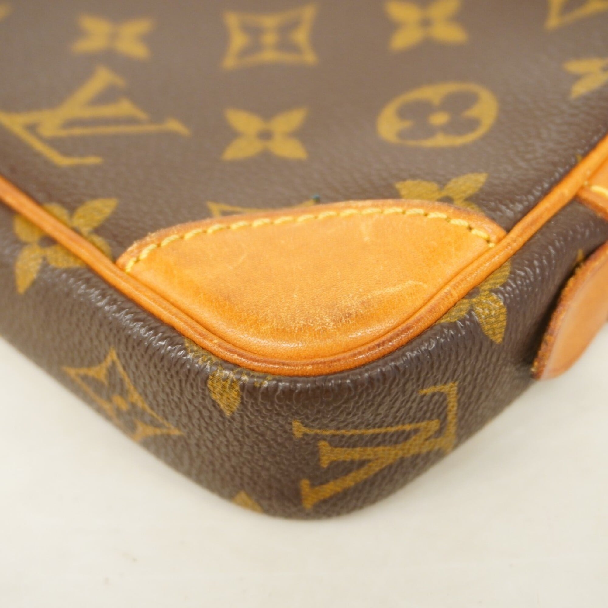 Louis Vuitton Brown Clutch Bag (Pre-Owned)