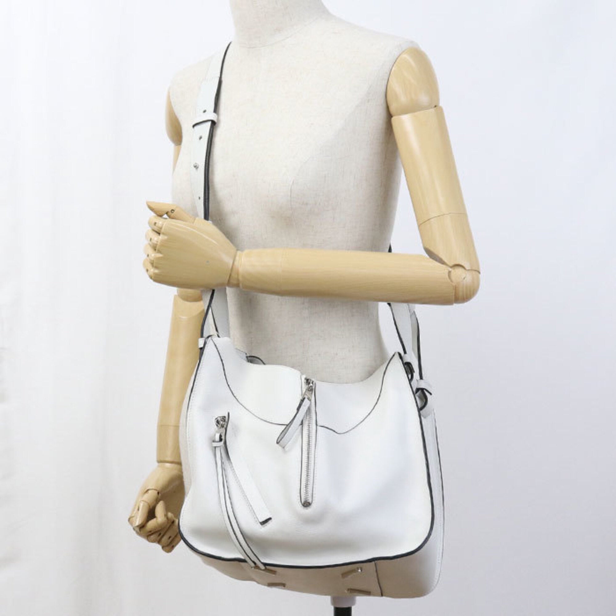 Loewe White Leather Handbag (Pre-Owned)