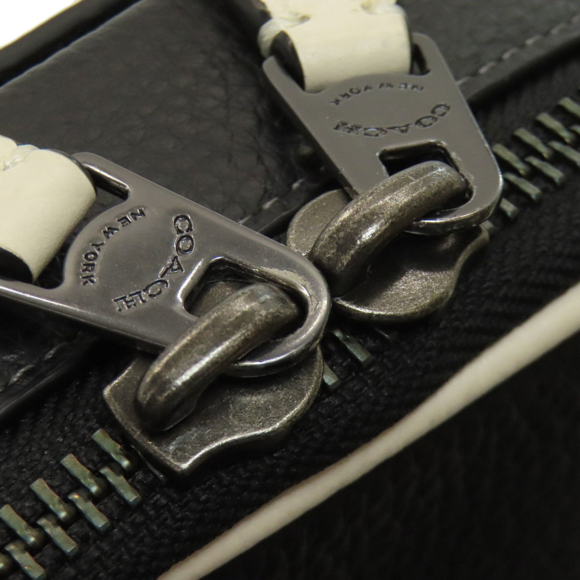 Coach Black Leather Shoulder Bag (Pre-Owned)