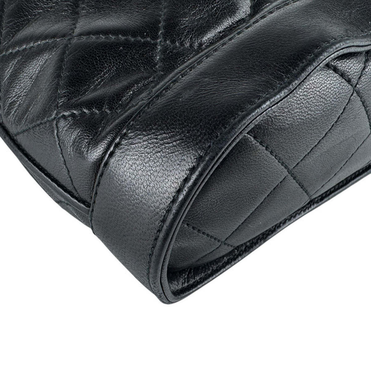 Chanel Black Leather Shoulder Bag (Pre-Owned)