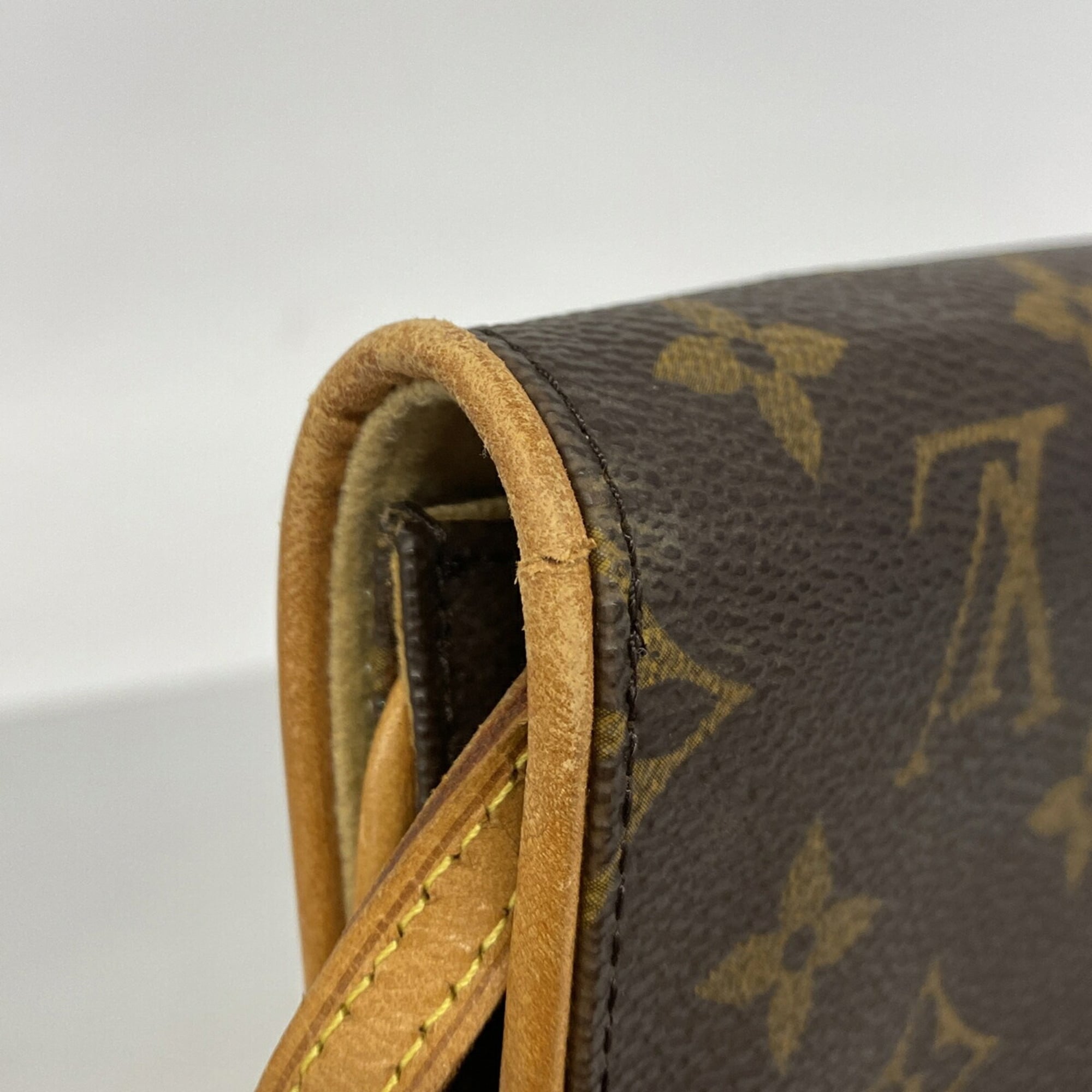 Louis Vuitton Brown Shoulder Bag (Pre-Owned)