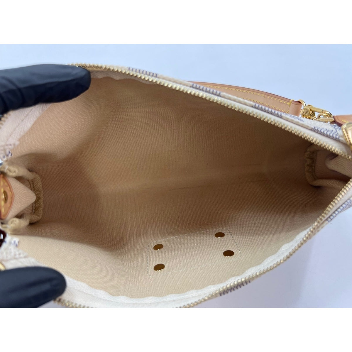 Louis Vuitton White Shoulder Bag (Pre-Owned)