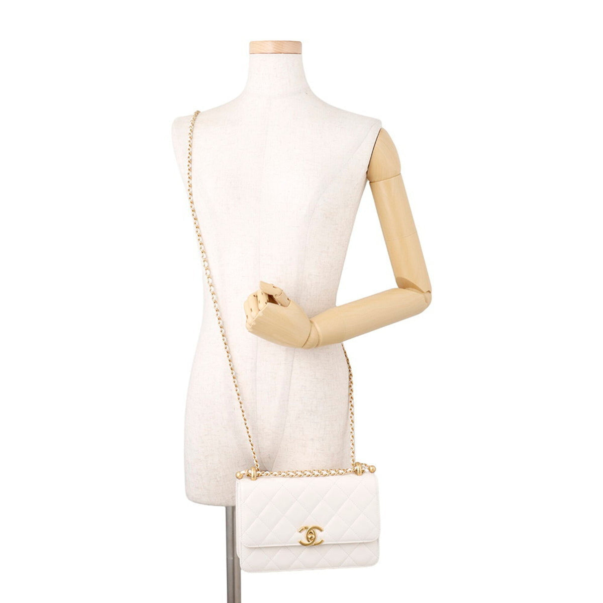 Chanel Matelasse White Leather Handbag Shoulder Bag (Pre-Owned)