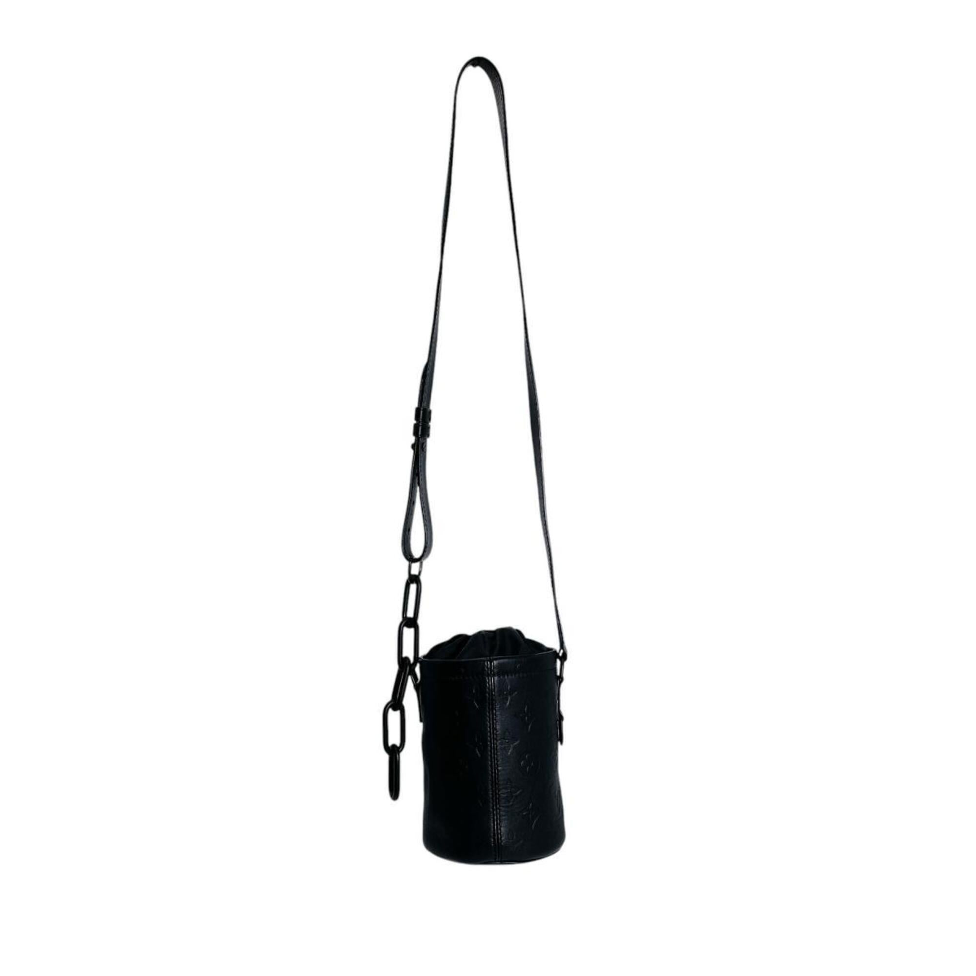 Louis Vuitton Black Leather Shoulder Bag (Pre-Owned)