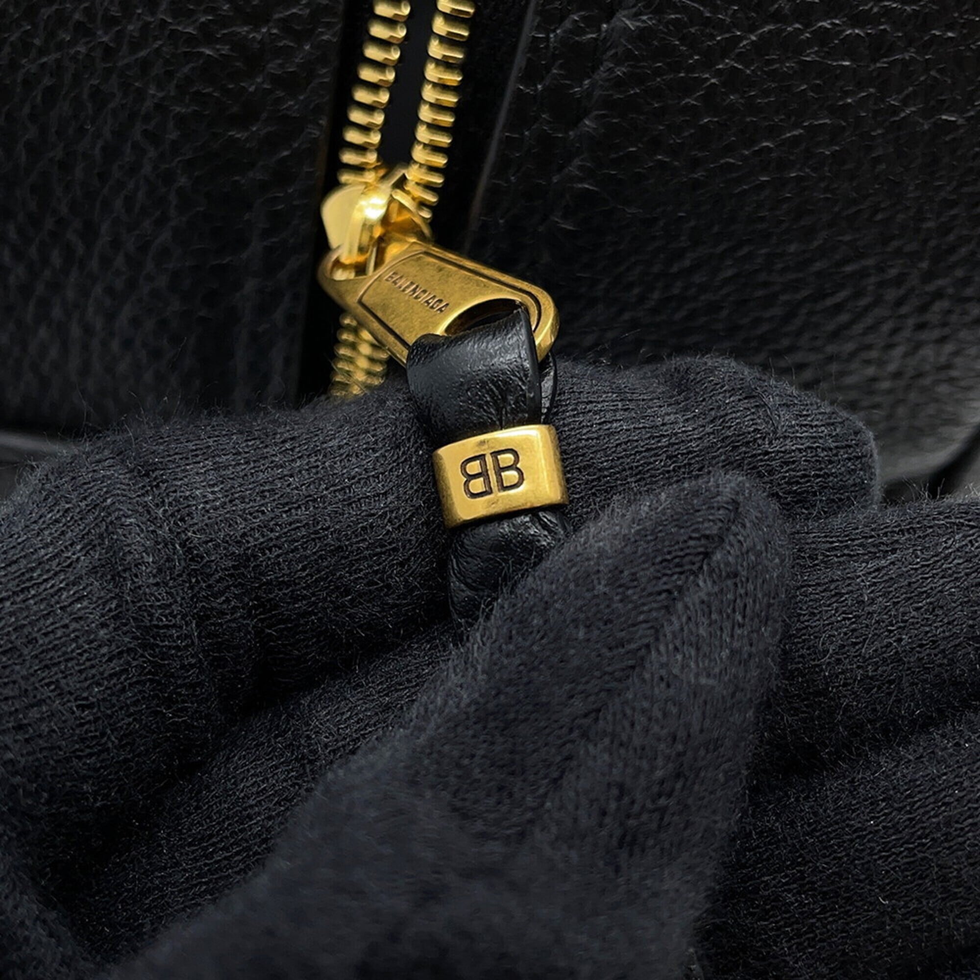 Balenciaga Black Leather Shoulder Bag (Pre-Owned)