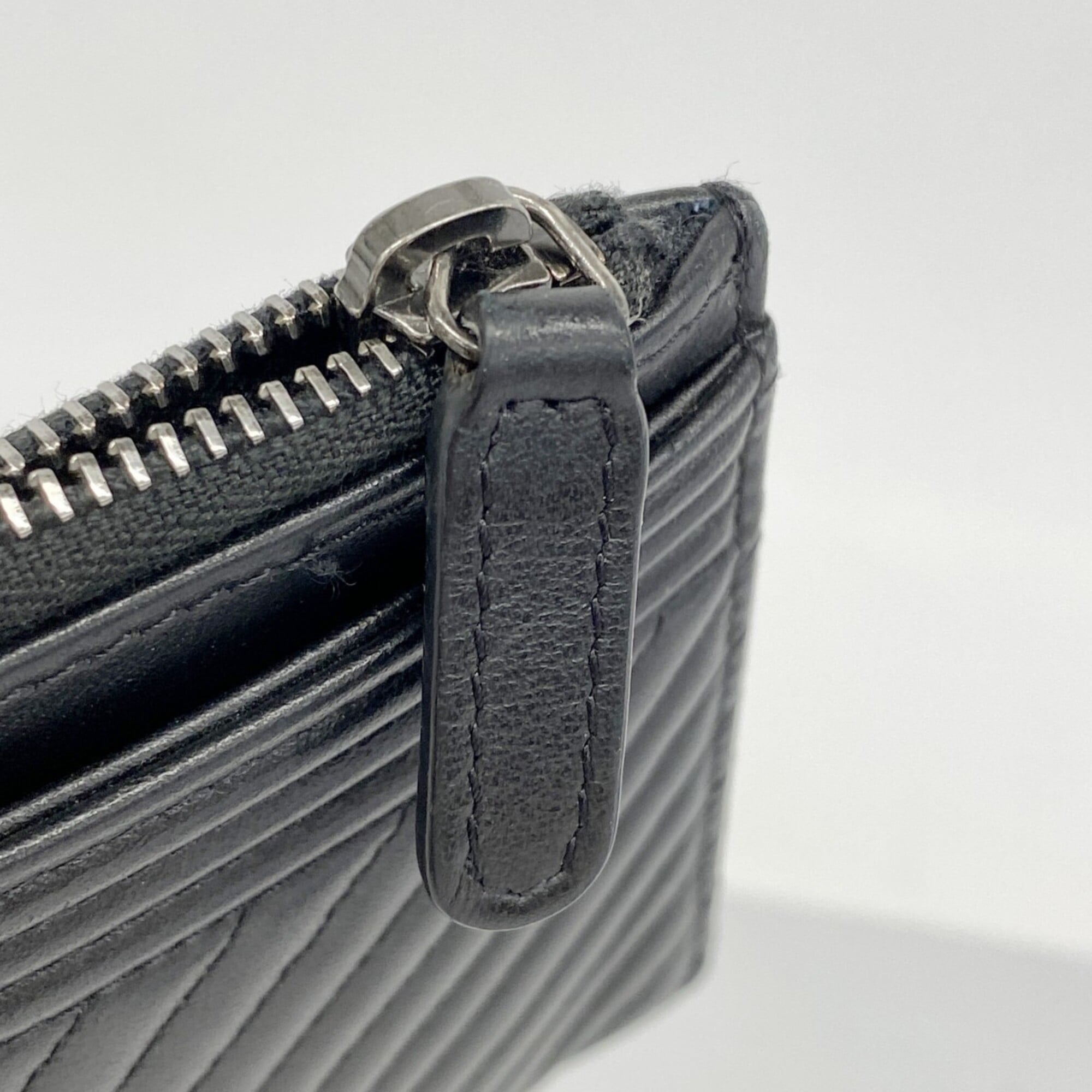 Chanel Black Leather Long Wallet (Bi-Fold) (Pre-Owned)