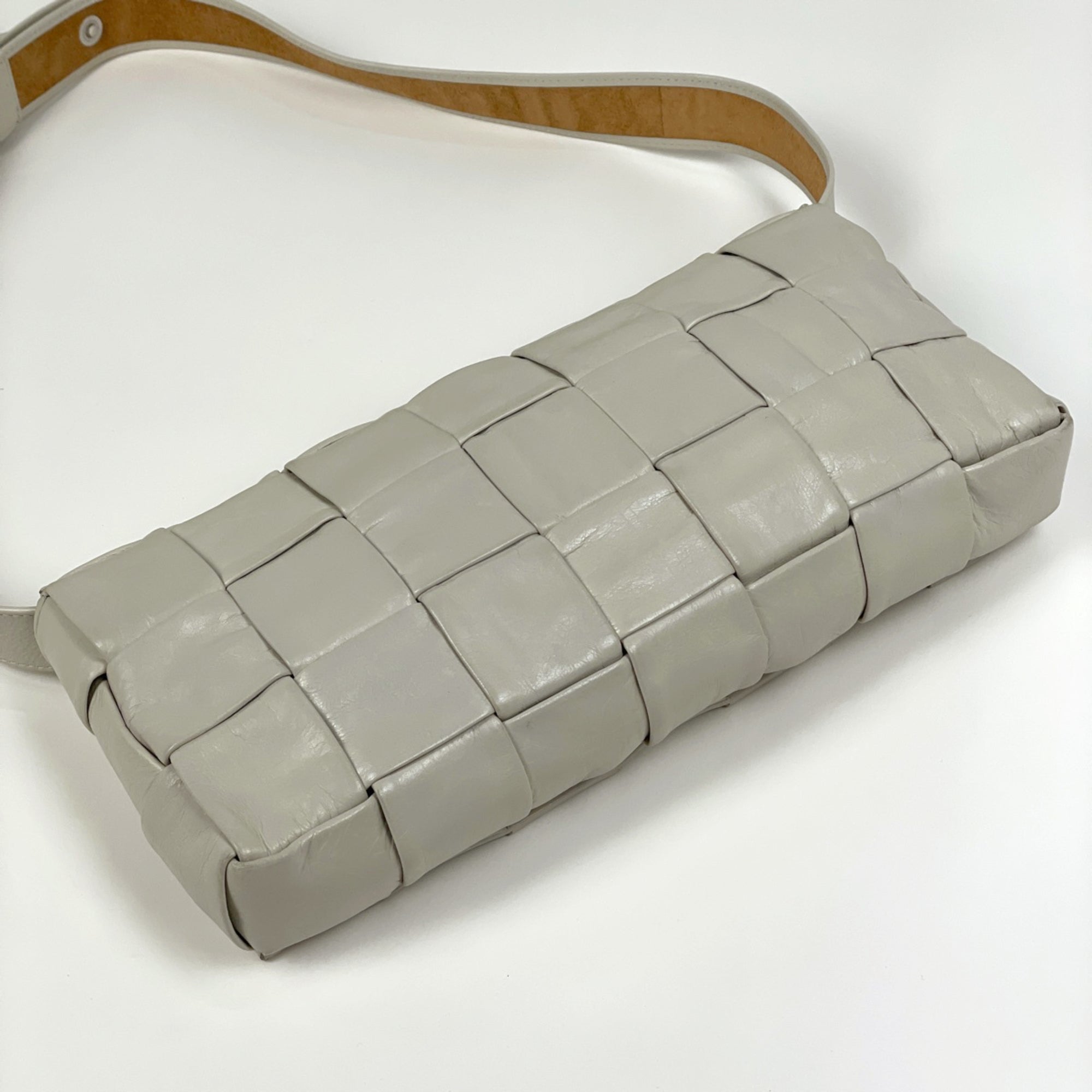 Bottega Veneta White Leather Shoulder Bag (Pre-Owned)