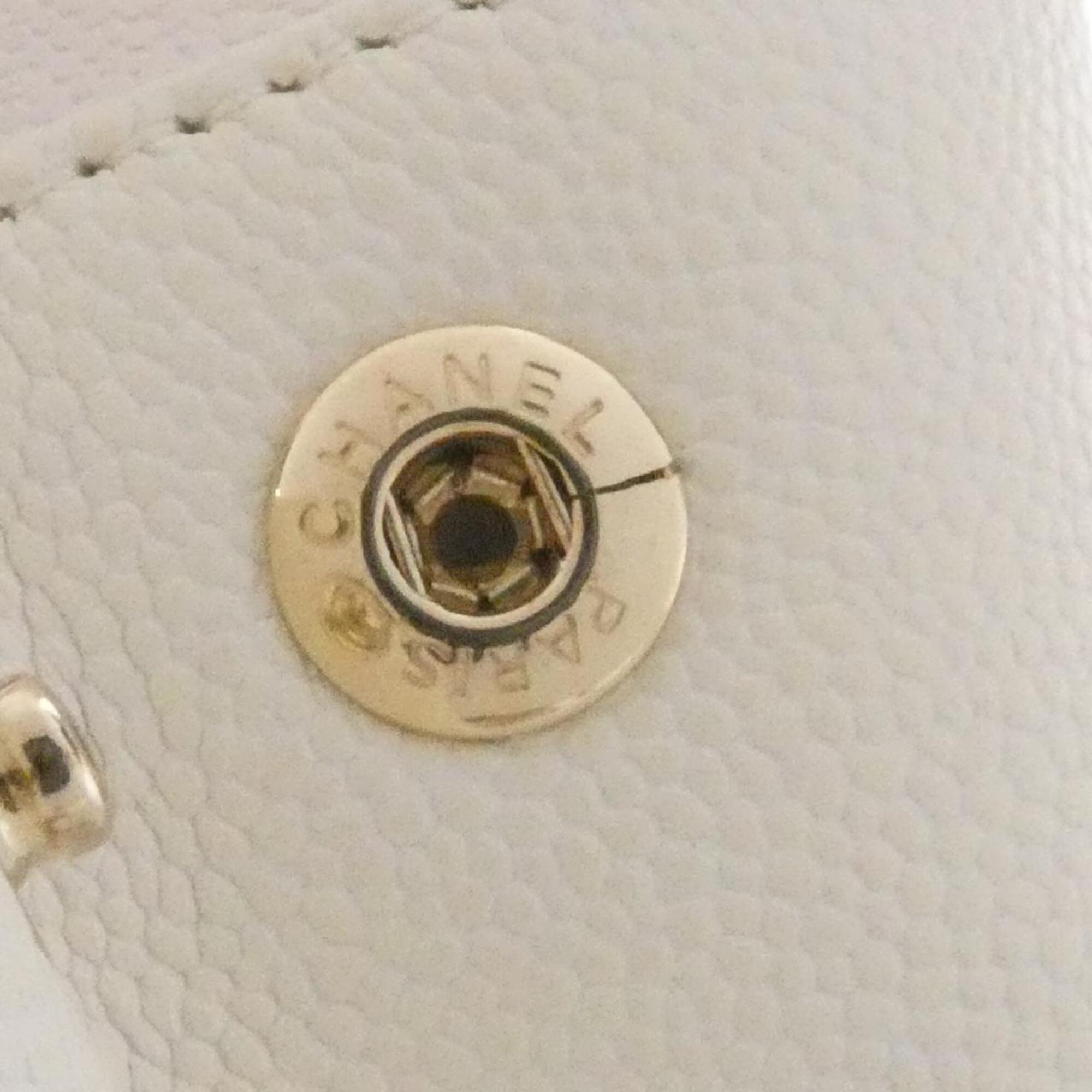 Chanel White Grained Calfskin Handbag (Pre-Owned)