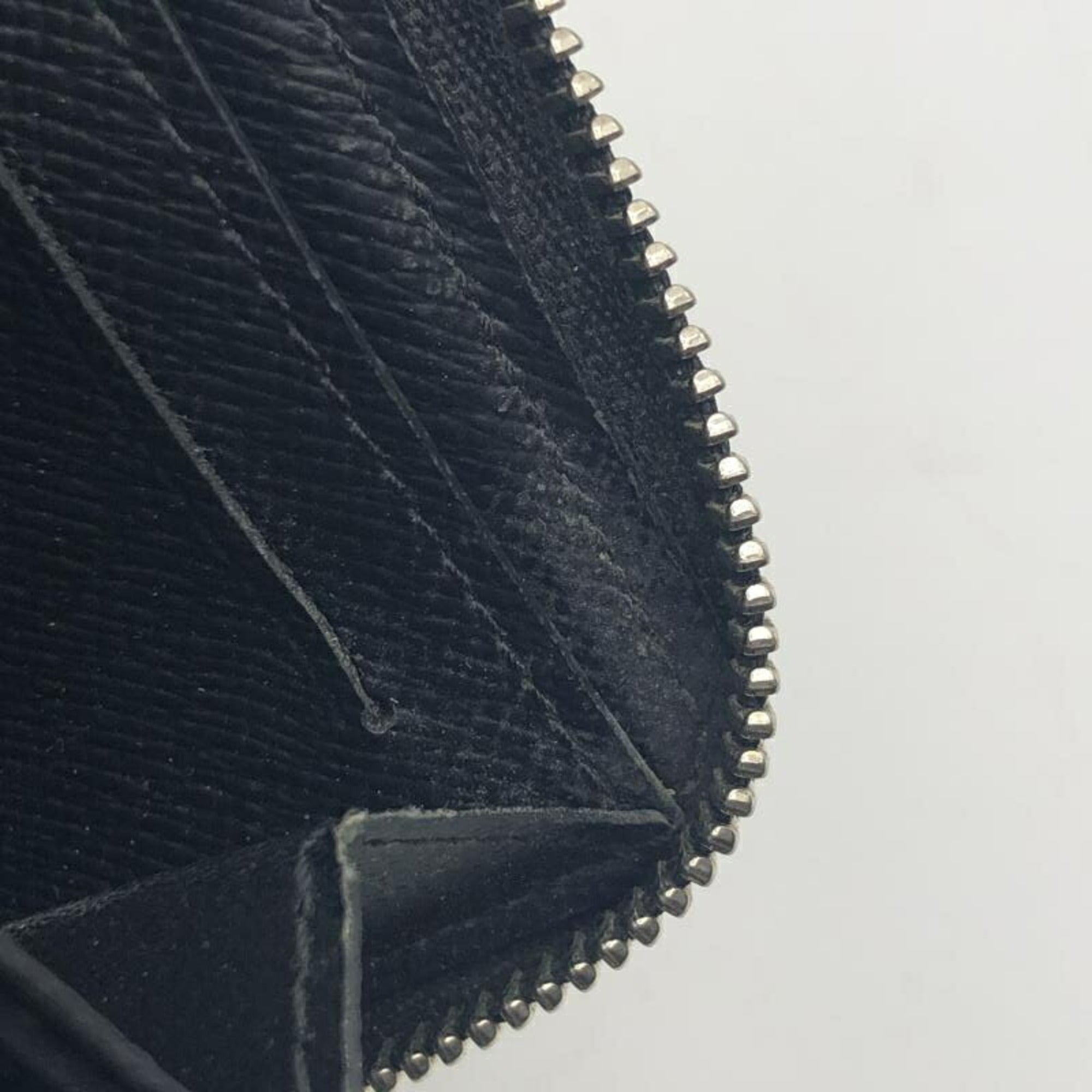 Louis Vuitton Black Taiga Leather (Pre-Owned)