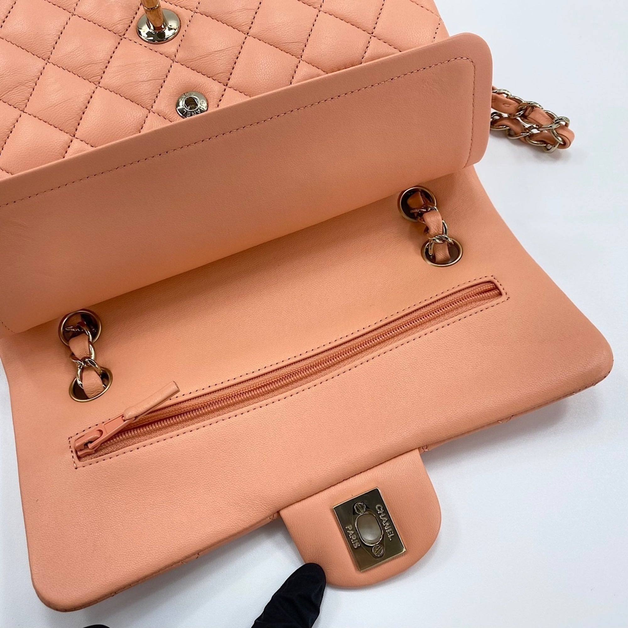 Chanel Pink Leather Shoulder Bag (Pre-Owned)