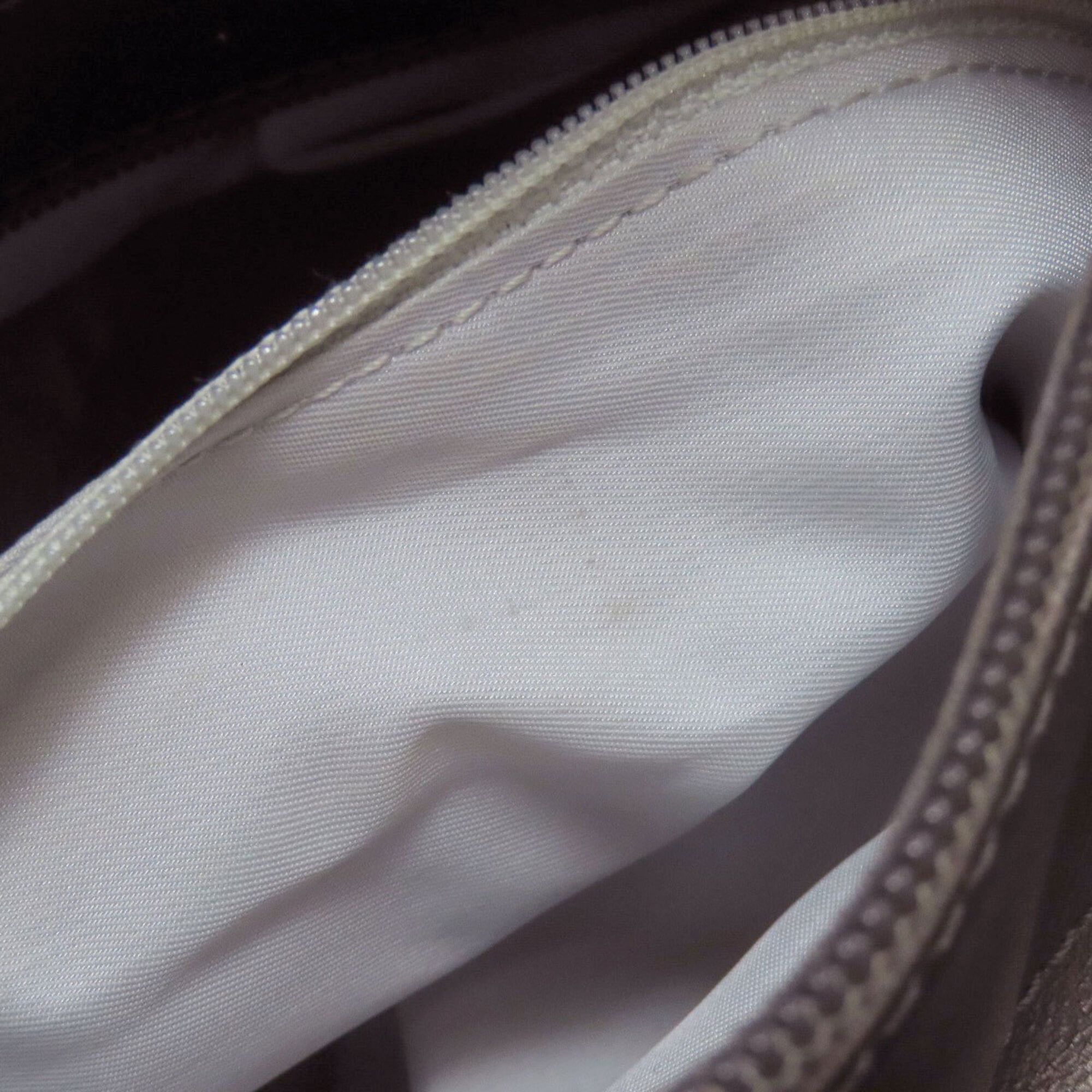 Chanel Silver White Leather Handbag (Pre-Owned)