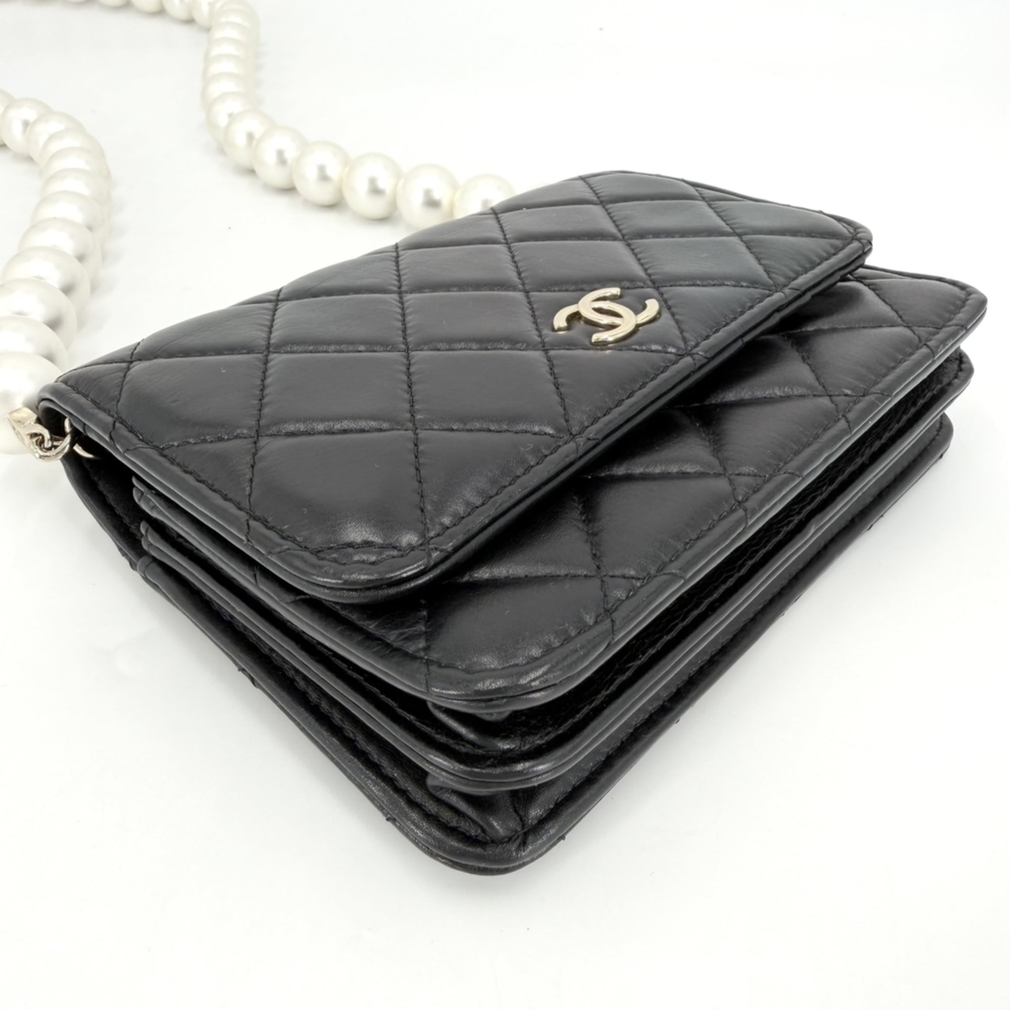 Chanel Matelasse Black Leather Shoulder Bag (Pre-Owned)