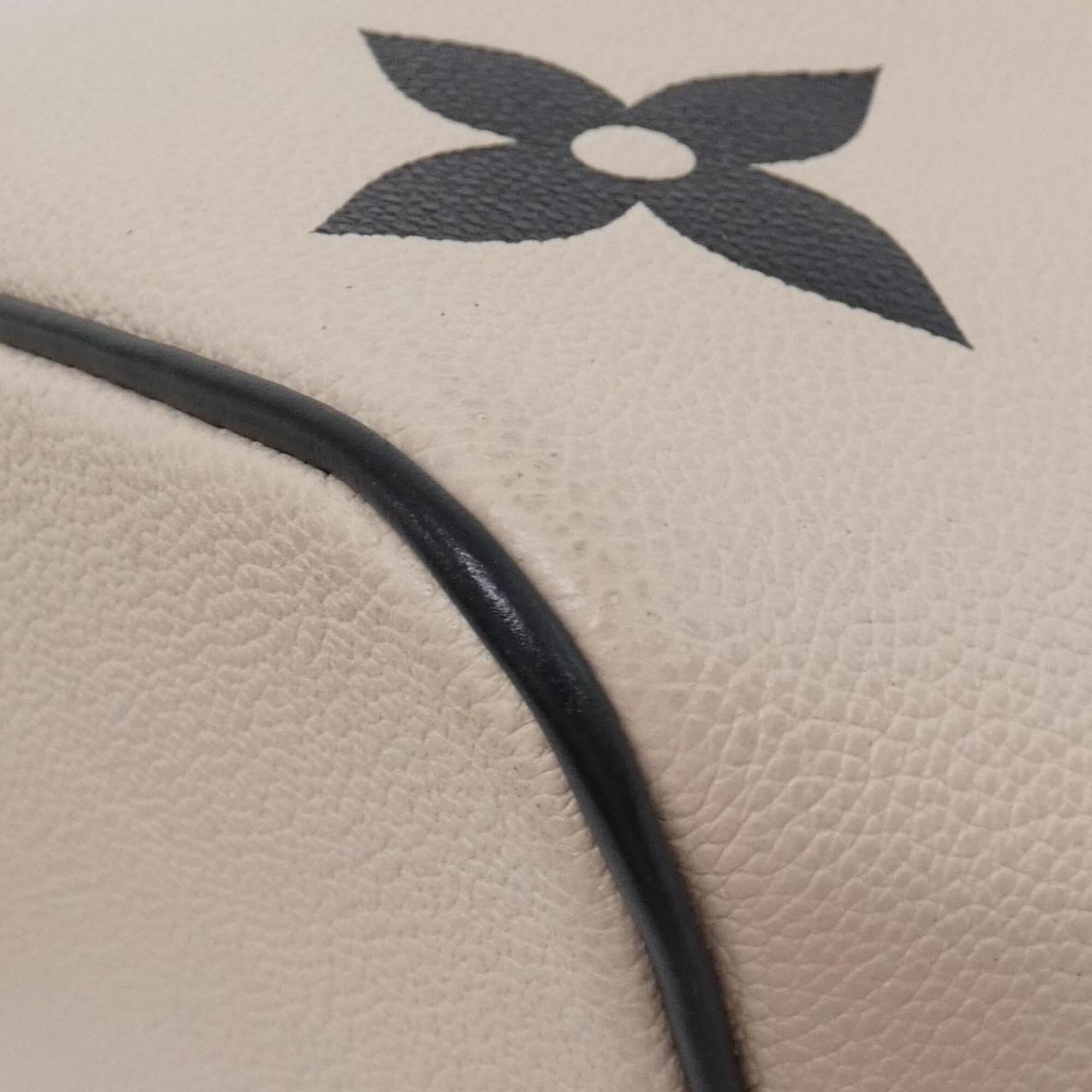 Louis Vuitton Beige Leather Pouch Shoulder Bag (Pre-Owned)