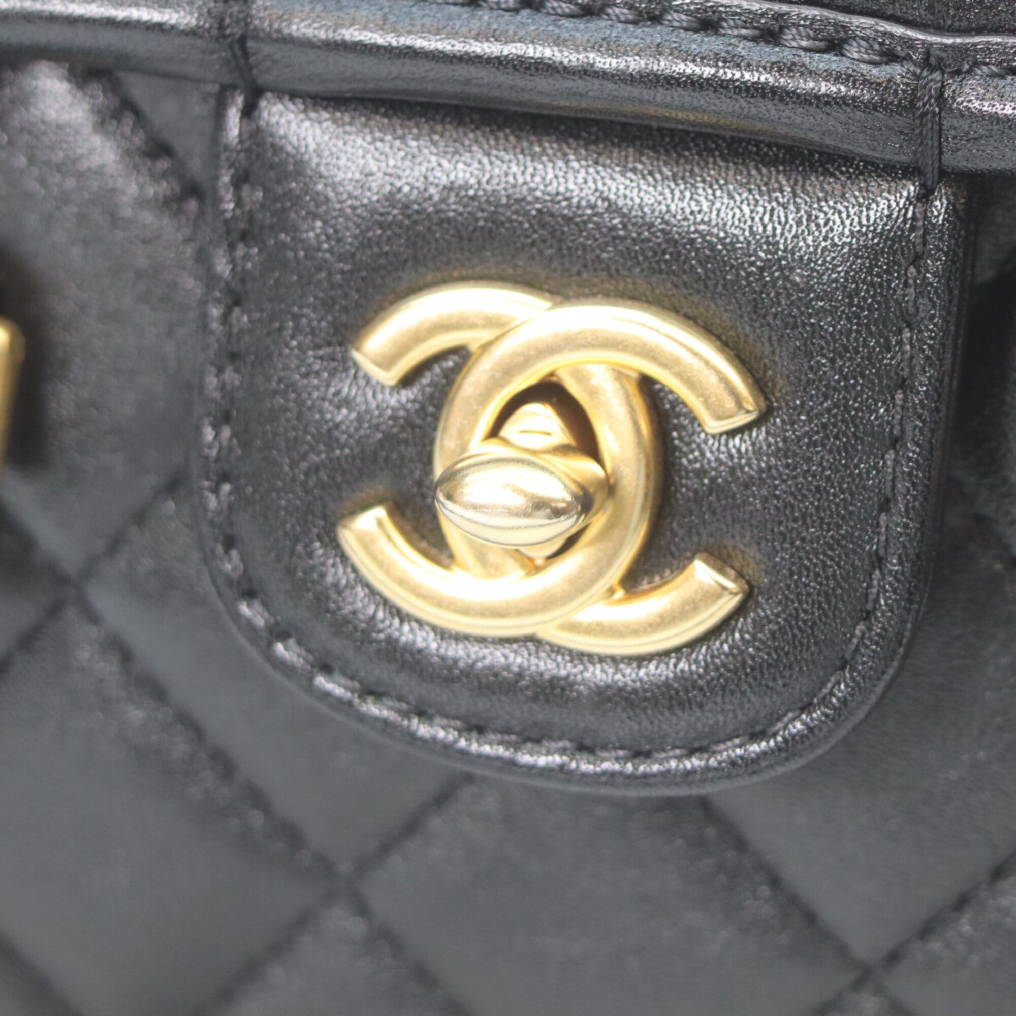 Chanel Black Leather Shoulder Bag (Pre-Owned)