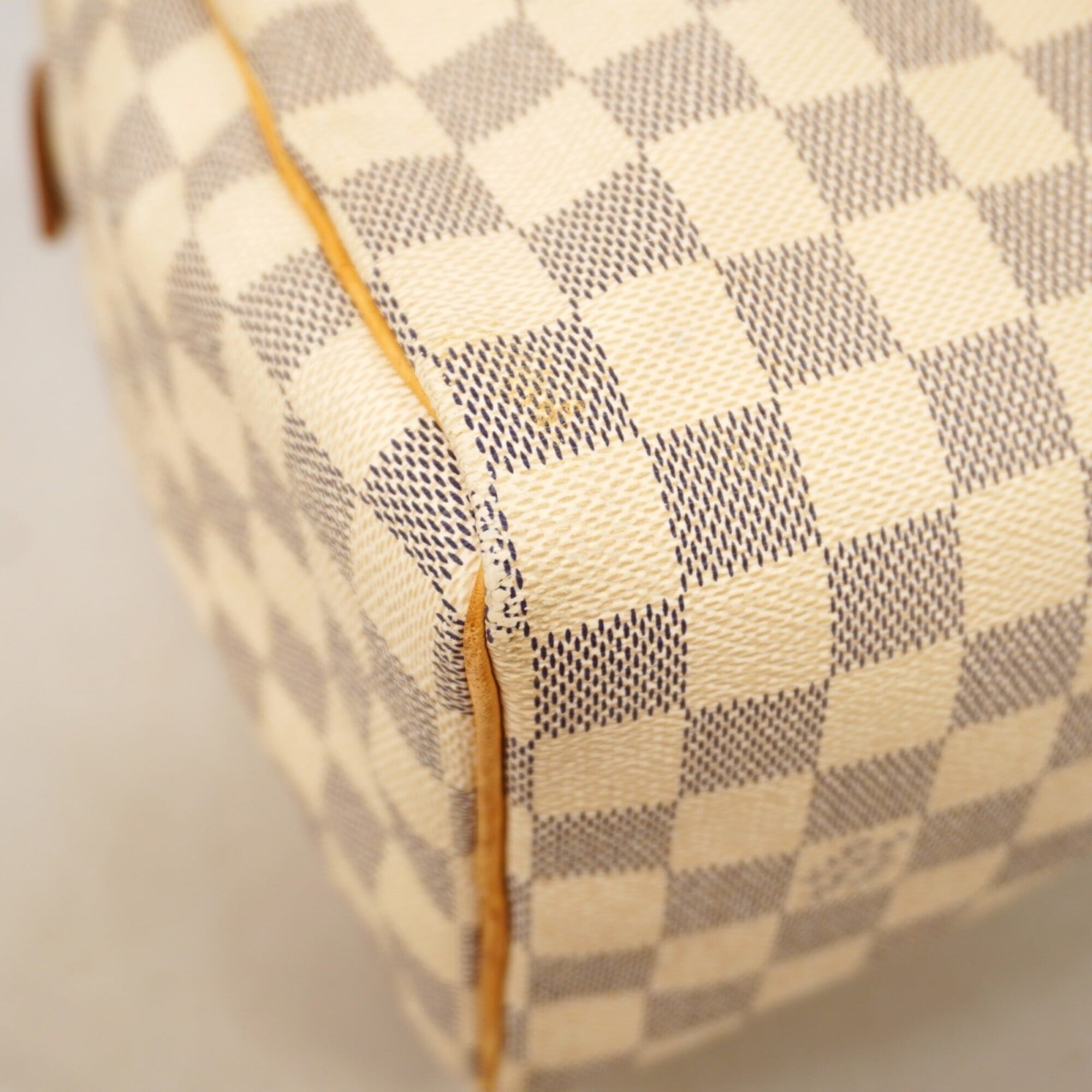 Louis Vuitton White Handbag (Pre-Owned)
