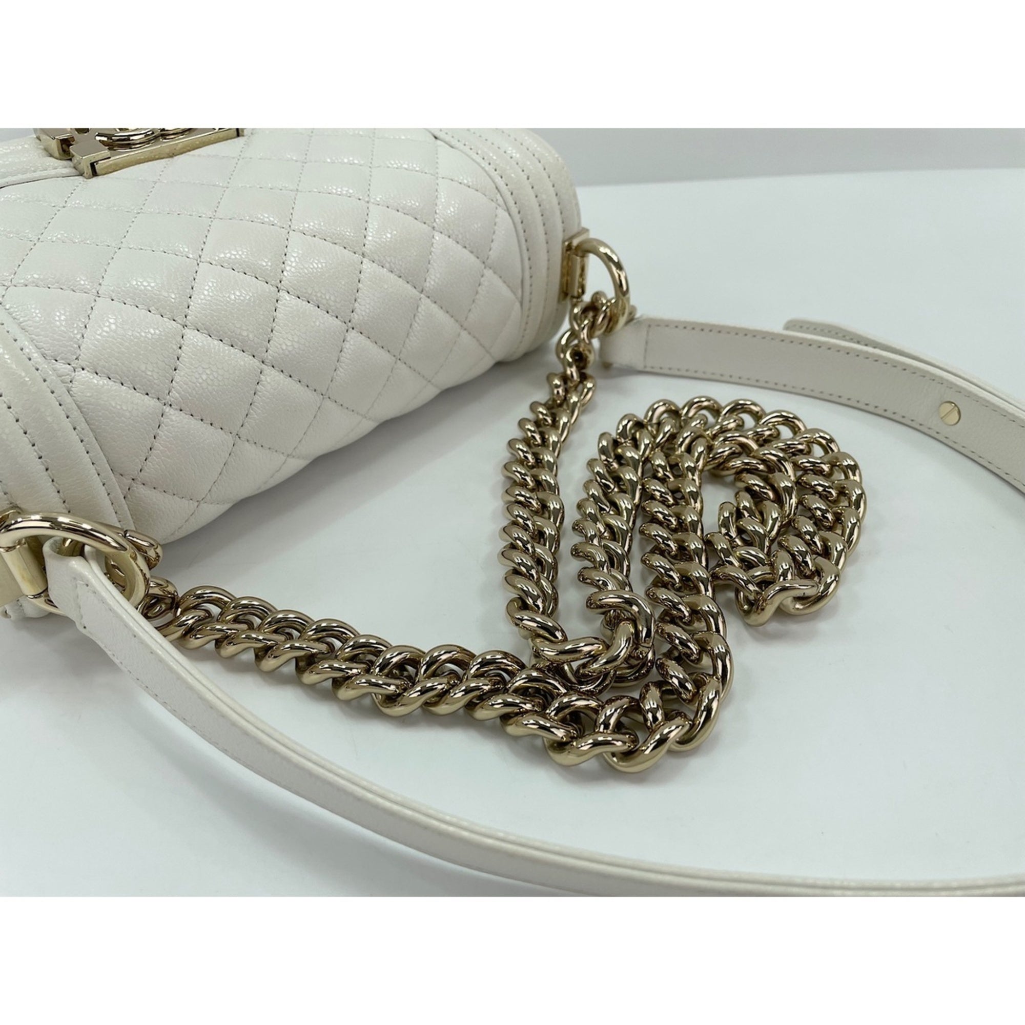 Chanel White Grained Calfskin Shoulder Bag (Pre-Owned)