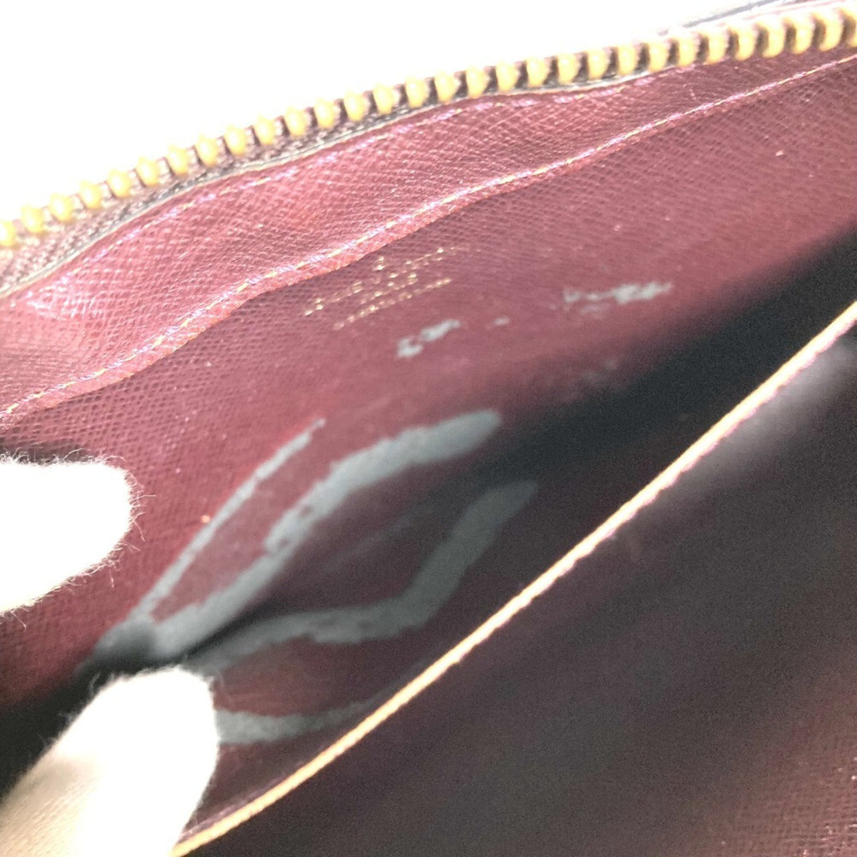 Louis Vuitton Acajou Purple Taiga Leather Leather Clutch Bag (Pre-Owned)