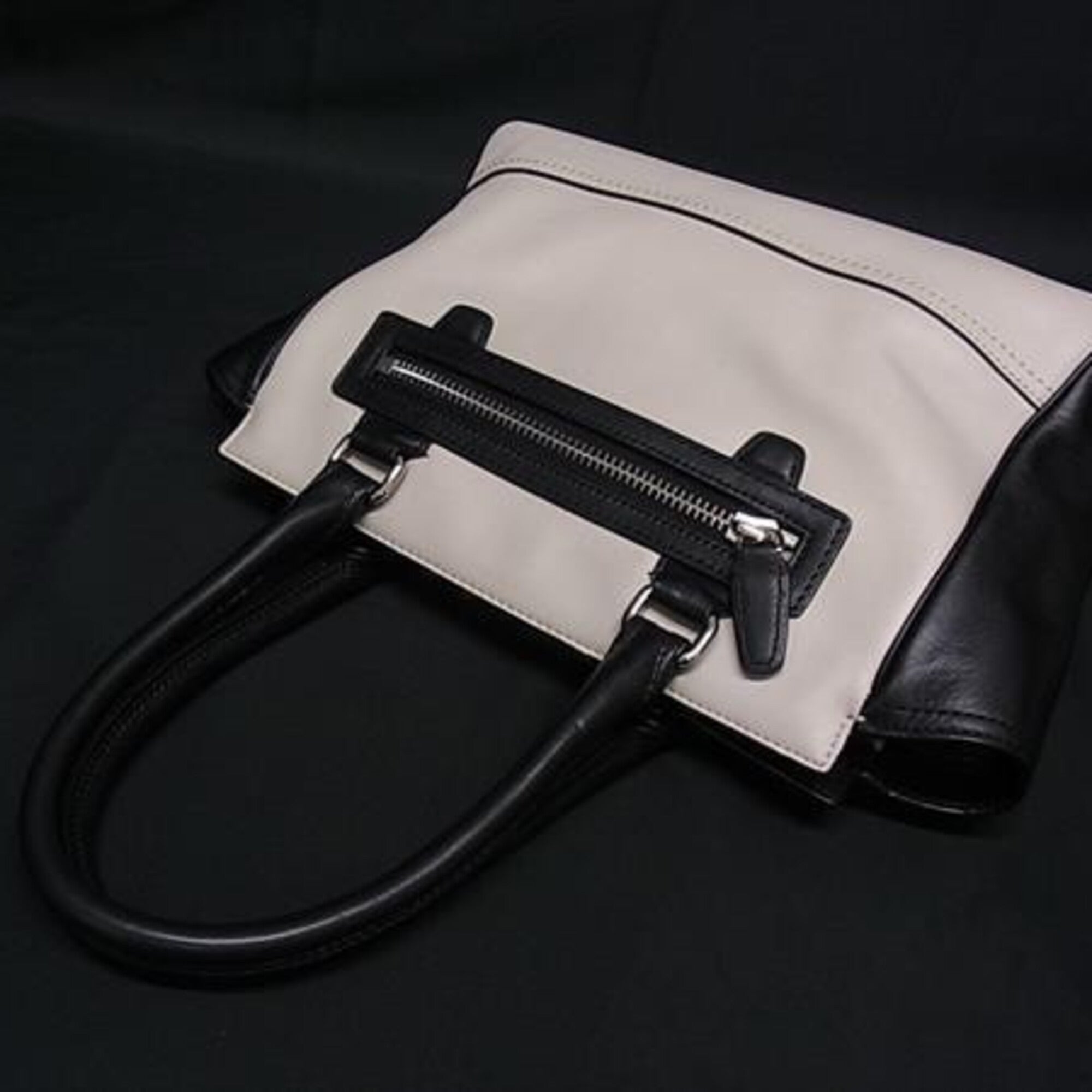 Coach Black Grayish Leather Handbag (Pre-Owned)