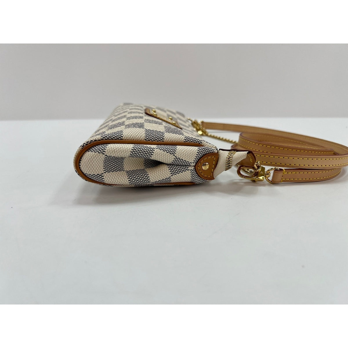 Louis Vuitton White Shoulder Bag (Pre-Owned)