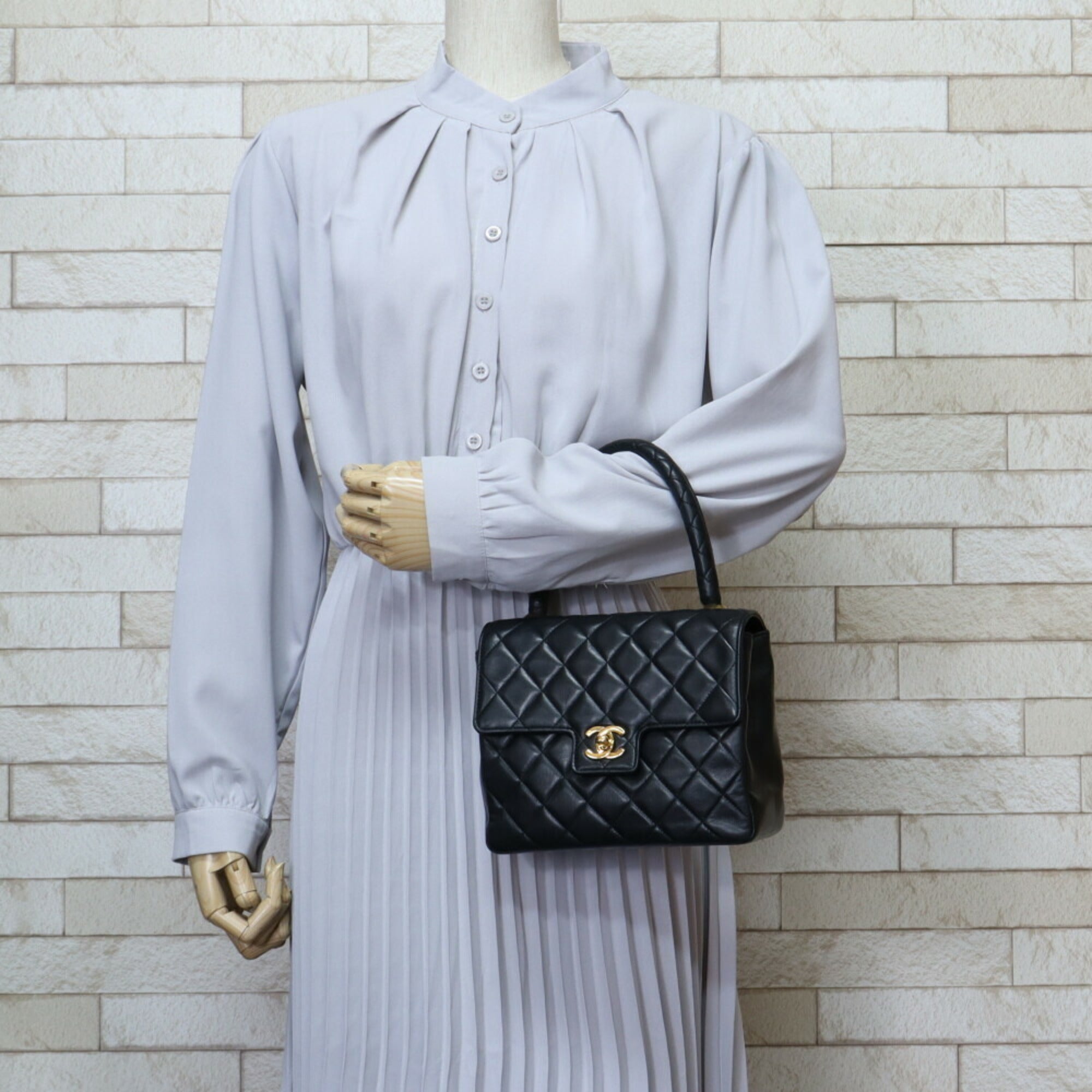 Chanel Black Leather Handbag (Pre-Owned)