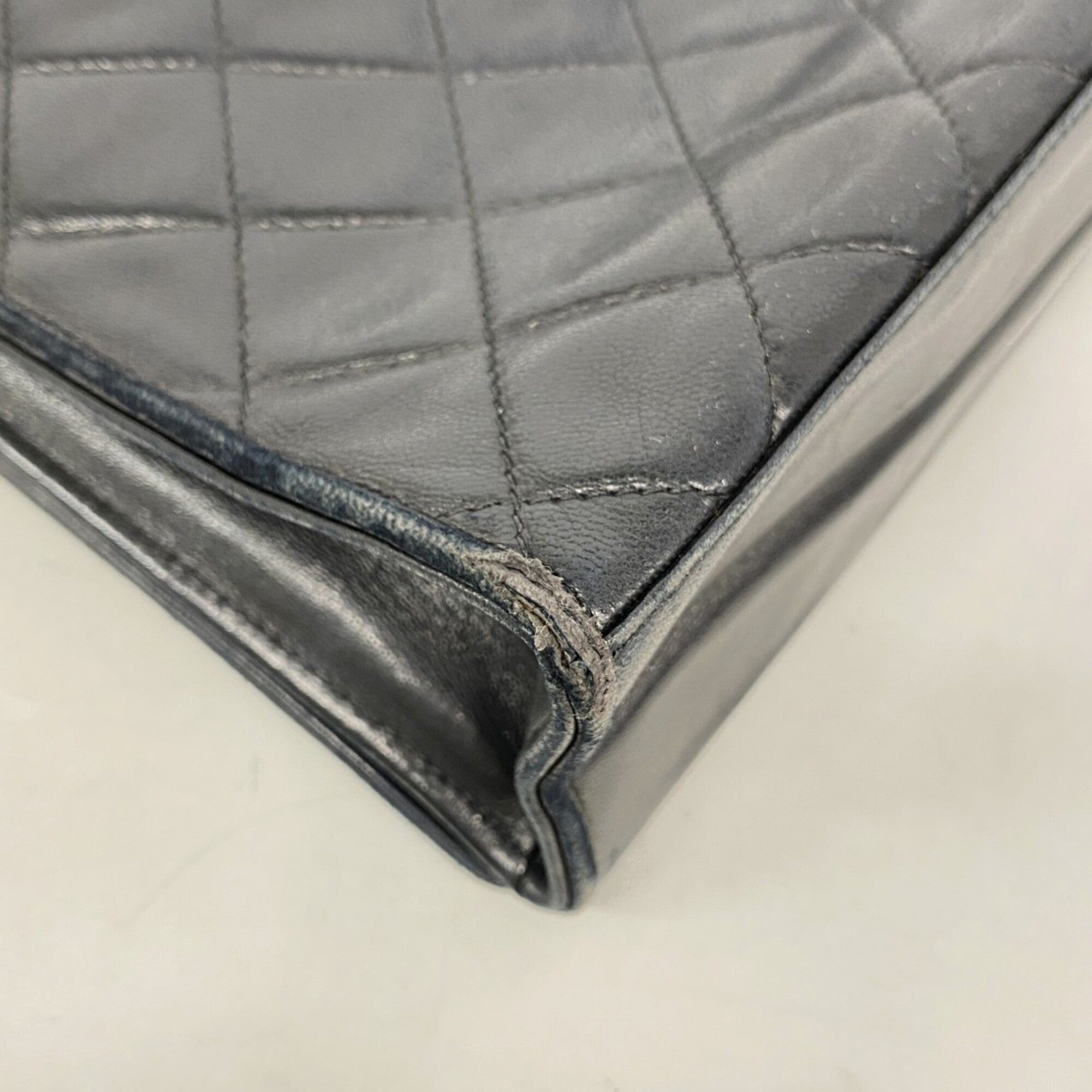Chanel Black Leather Shoulder Bag (Pre-Owned)