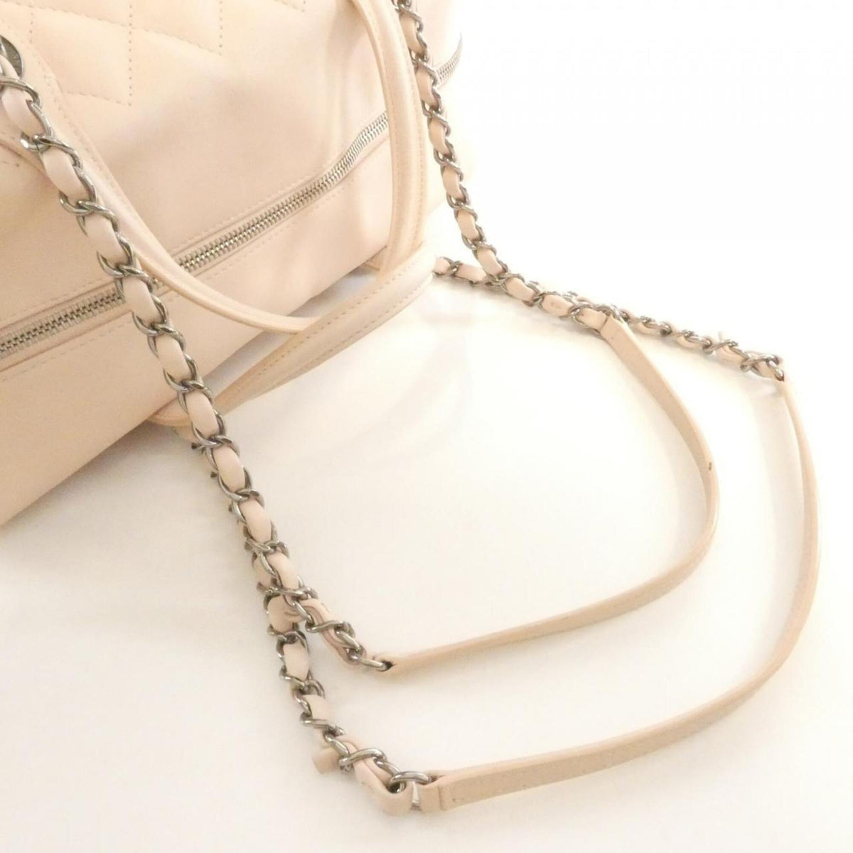 Chanel Light Pink Leather Handbag (Pre-Owned)