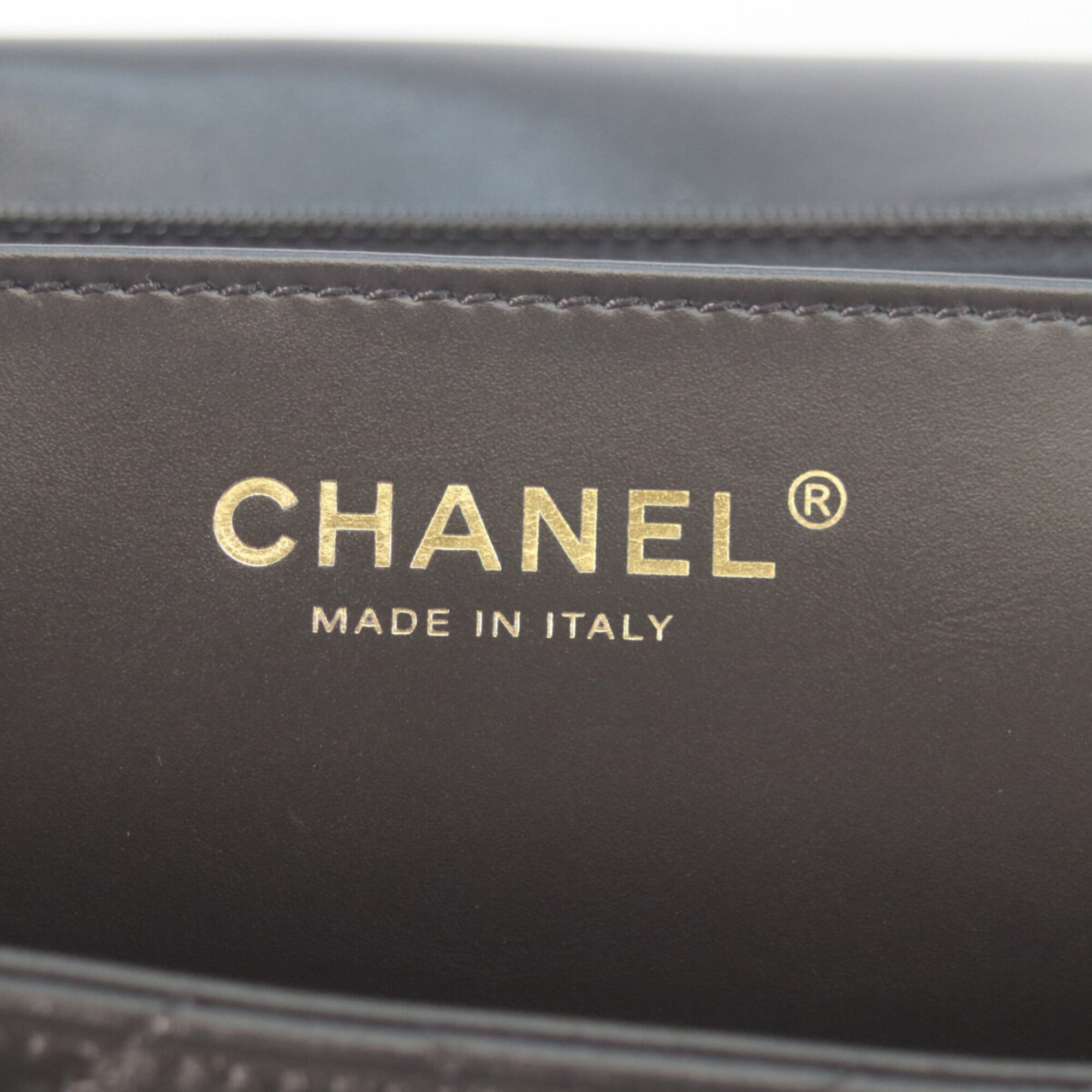 Chanel Black Leather Shoulder Bag (Pre-Owned)