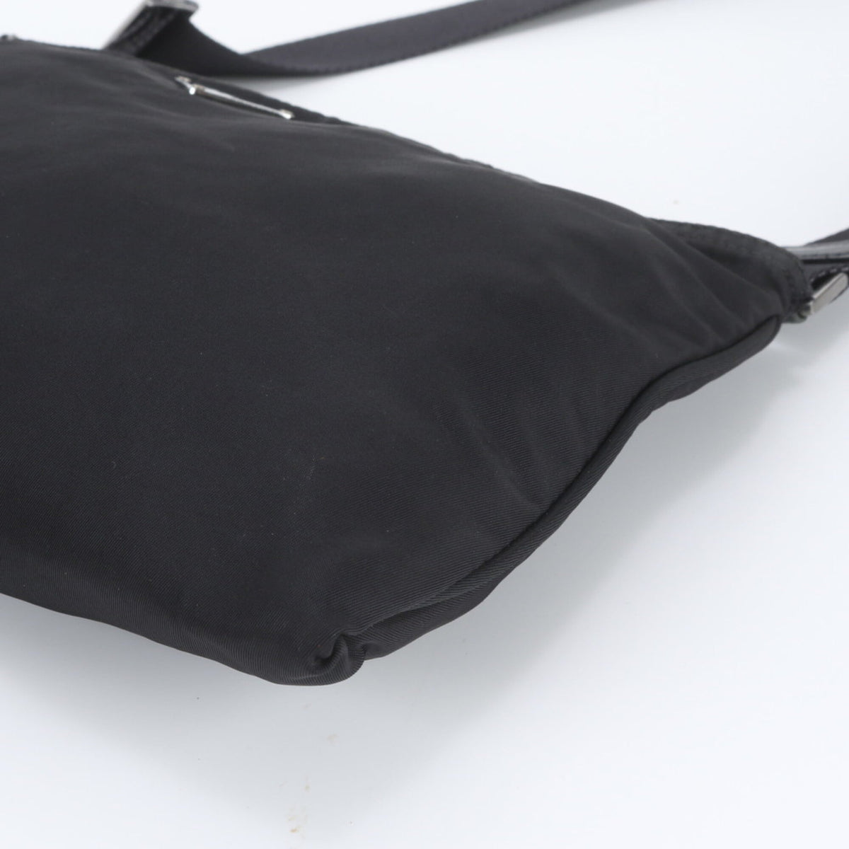 Prada Black Leather Nylon Messenger Bag Shoulder Bag (Pre-Owned)